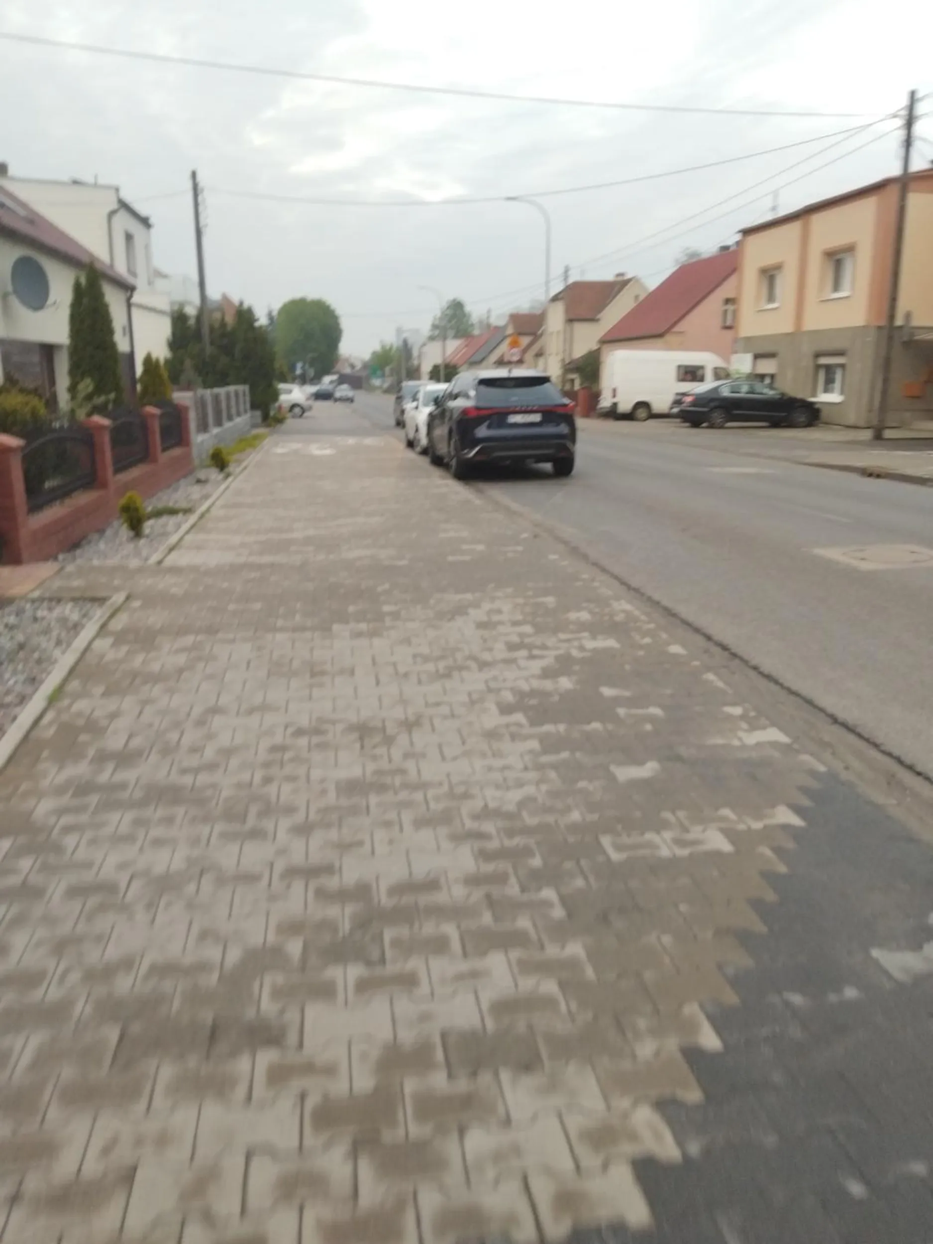 Parkowanie pod prąd i to na drodze, gratuluję braku odpowiedzialności