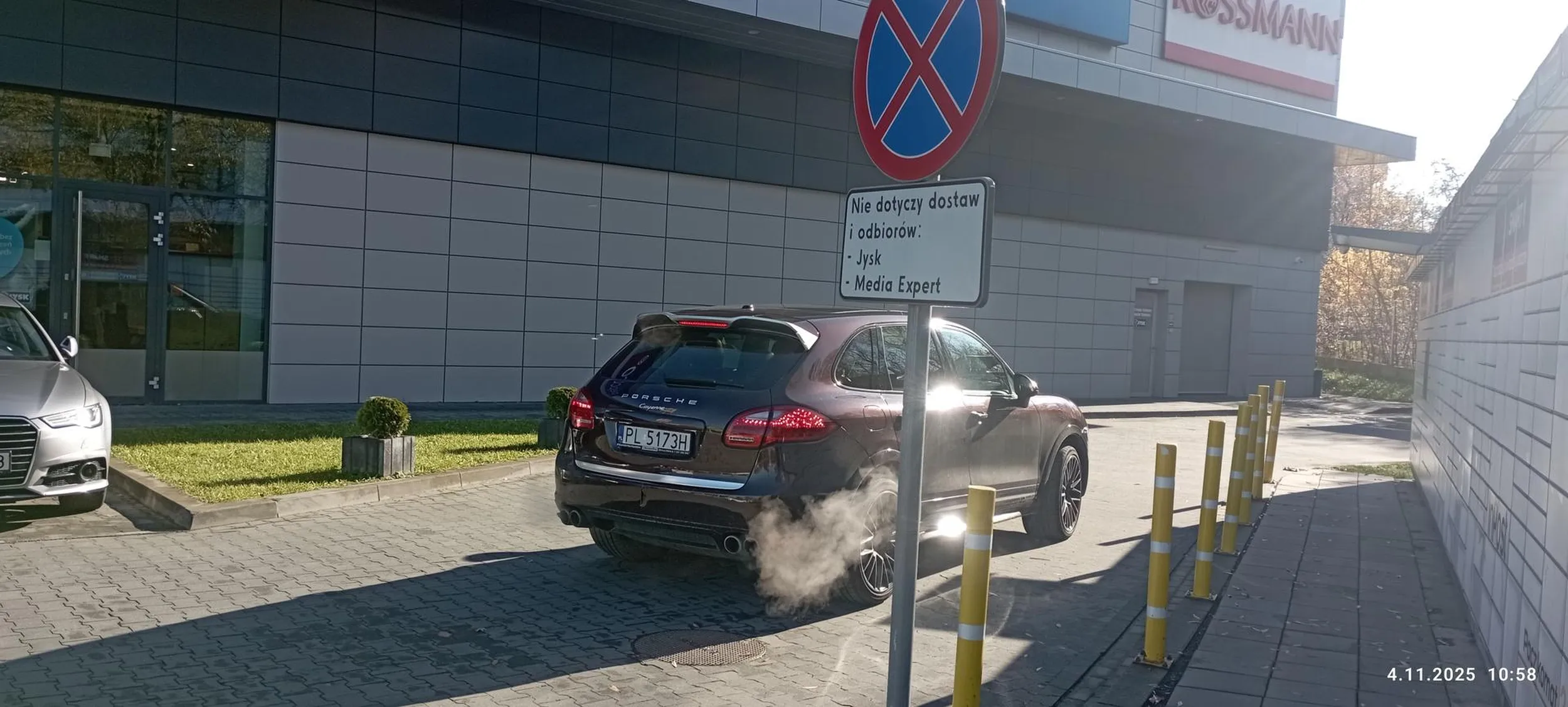 Jeździ z tel w ręku,parkować nie potrafi