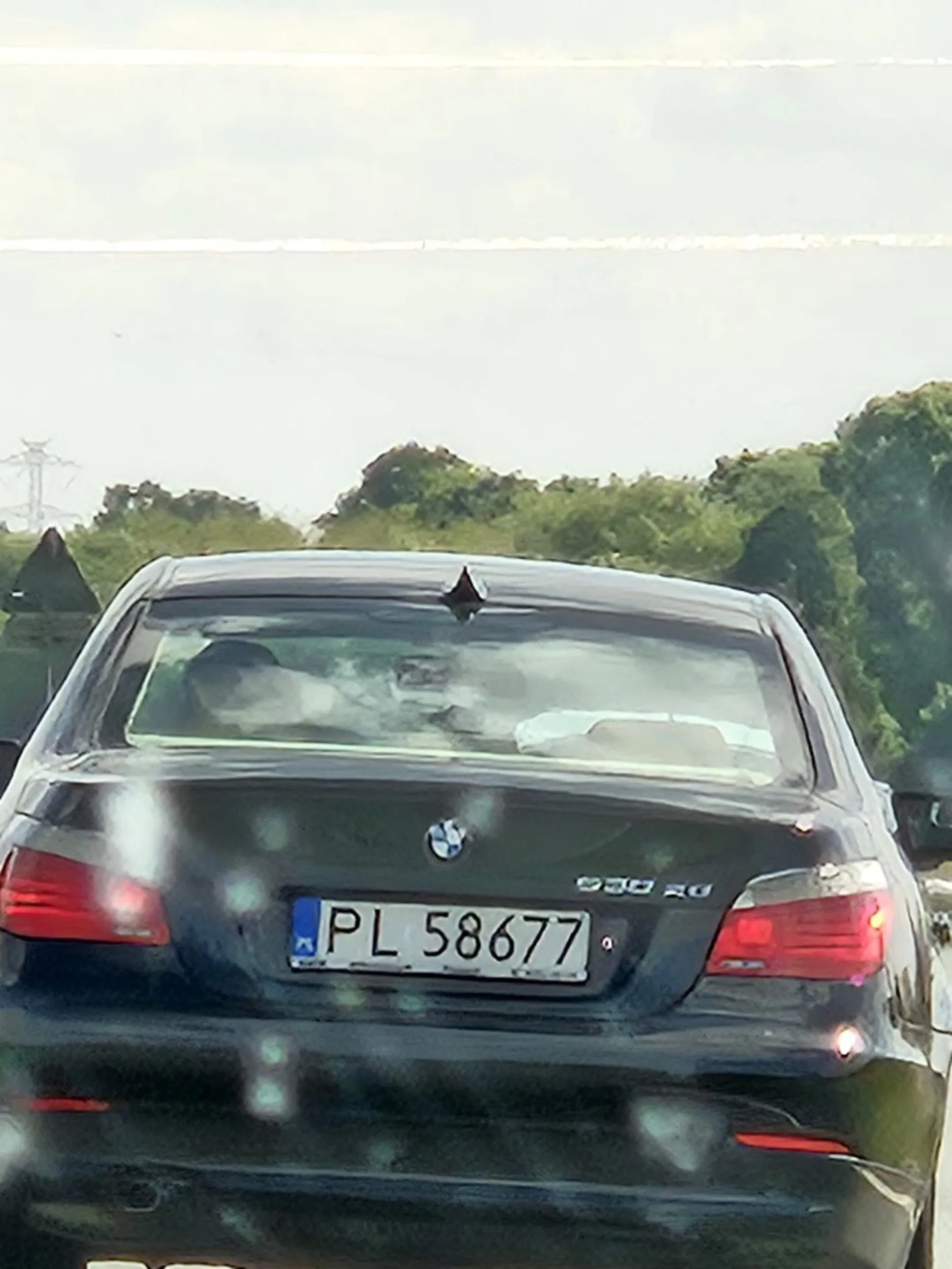 Wyprzedza na trzeciego, na podwójnej. Jedyny plus to o dziwo kierunki używa