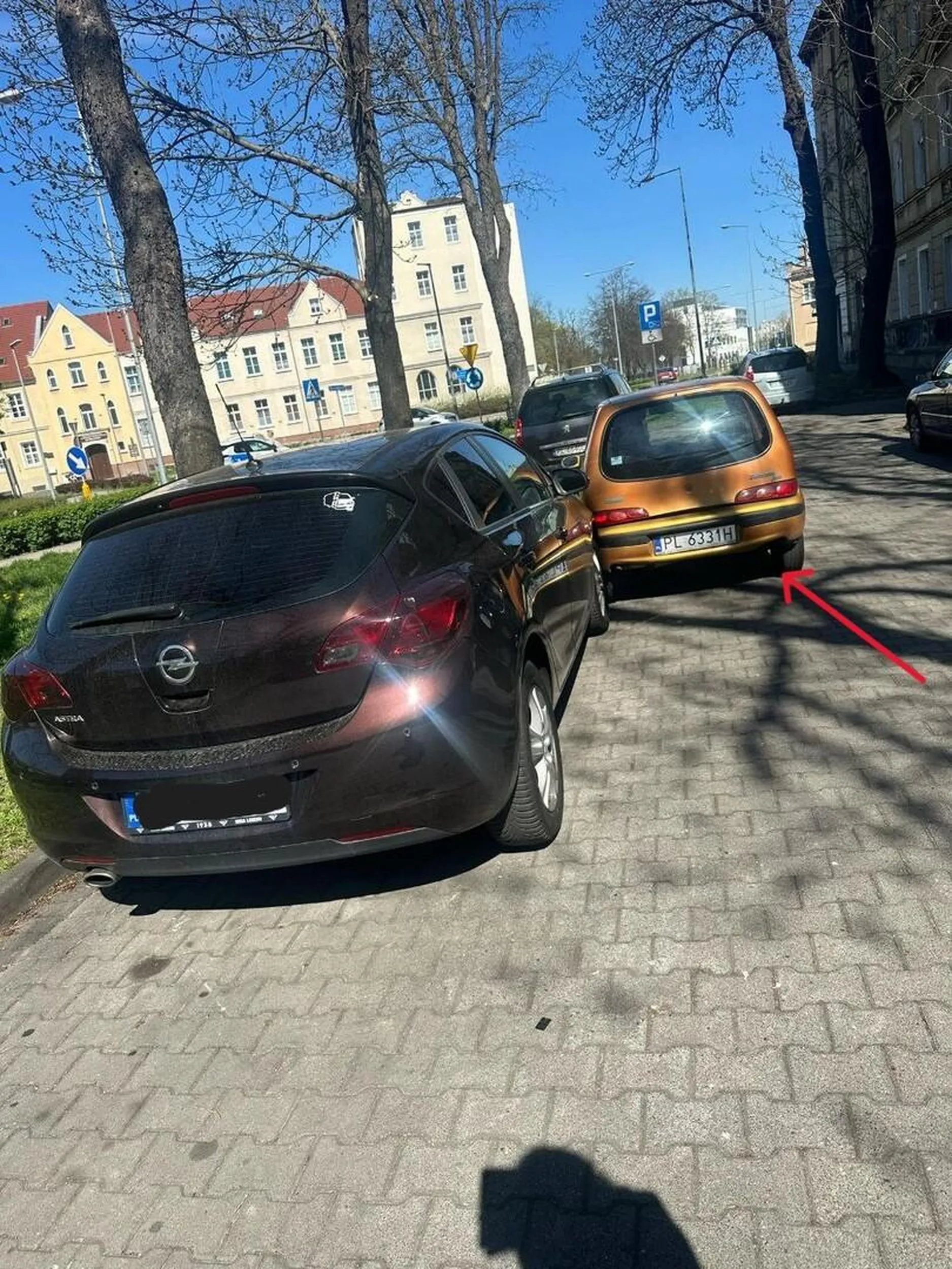 ten stary kutas uszkadza przyparkowane auta i ucieka z miejsca zdarzenia.