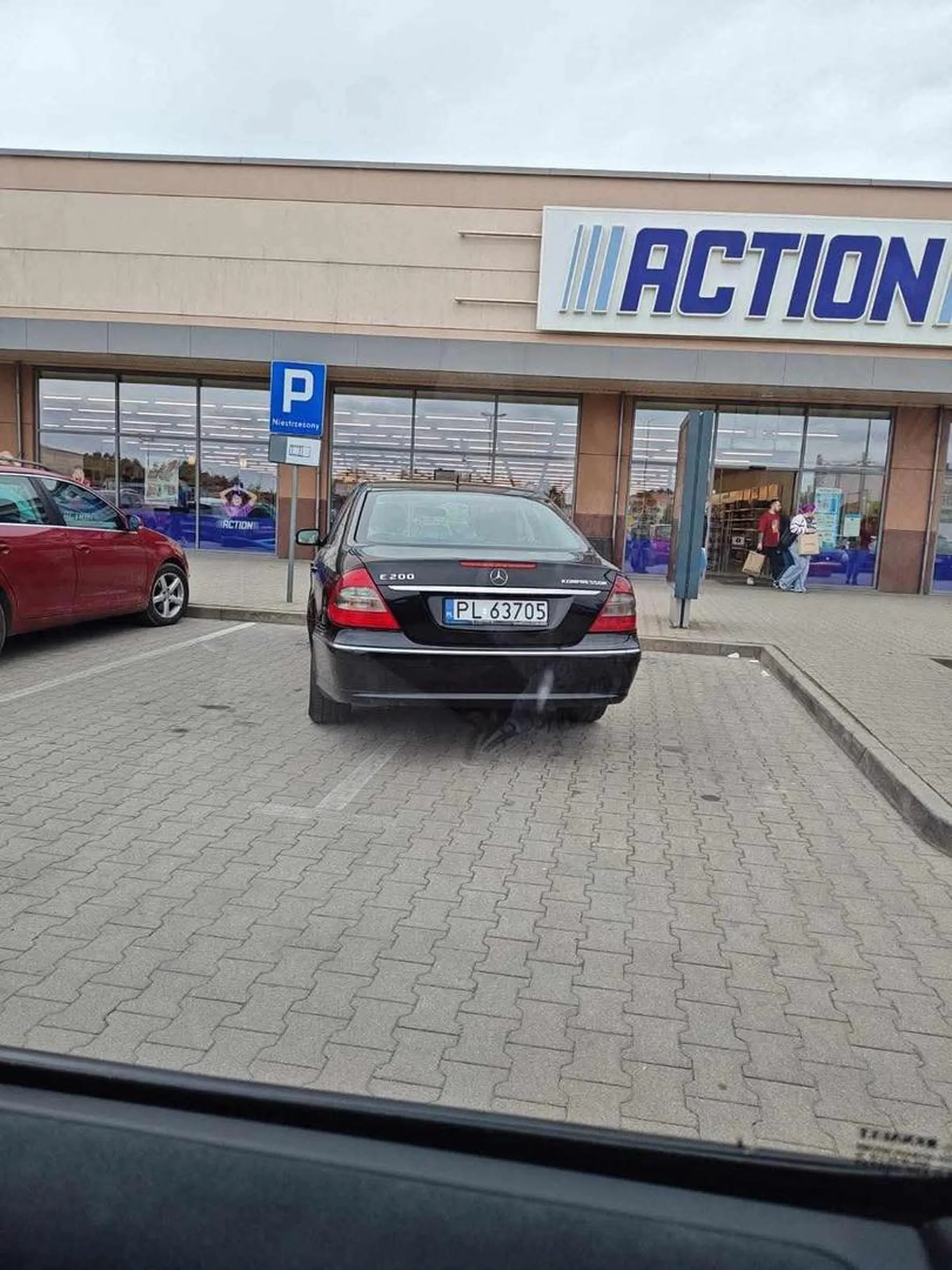 Buractwo we łbie i słoma w butach.