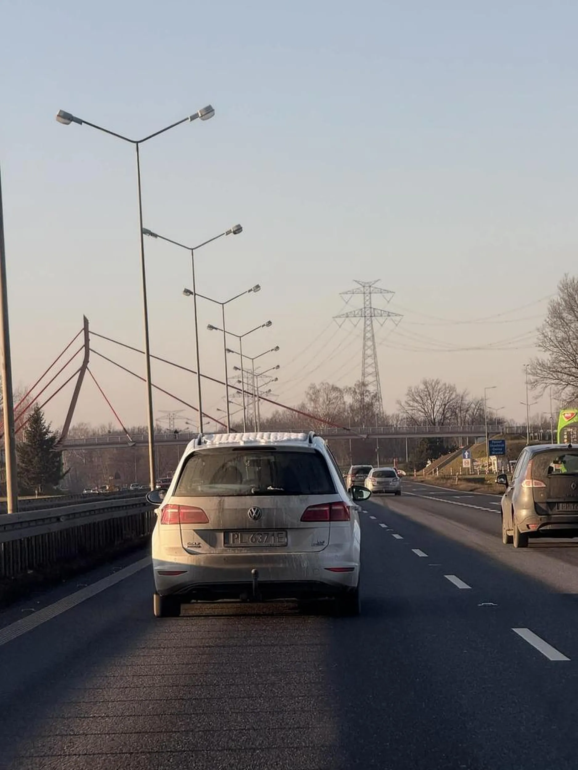 Typ jedzie autostradą patrzy idealnie na wprost i nie reaguje na nic i tak mu ten snieg z lodem z dachu spada. Zdjecie i nagranie zostanie przekazane policji.