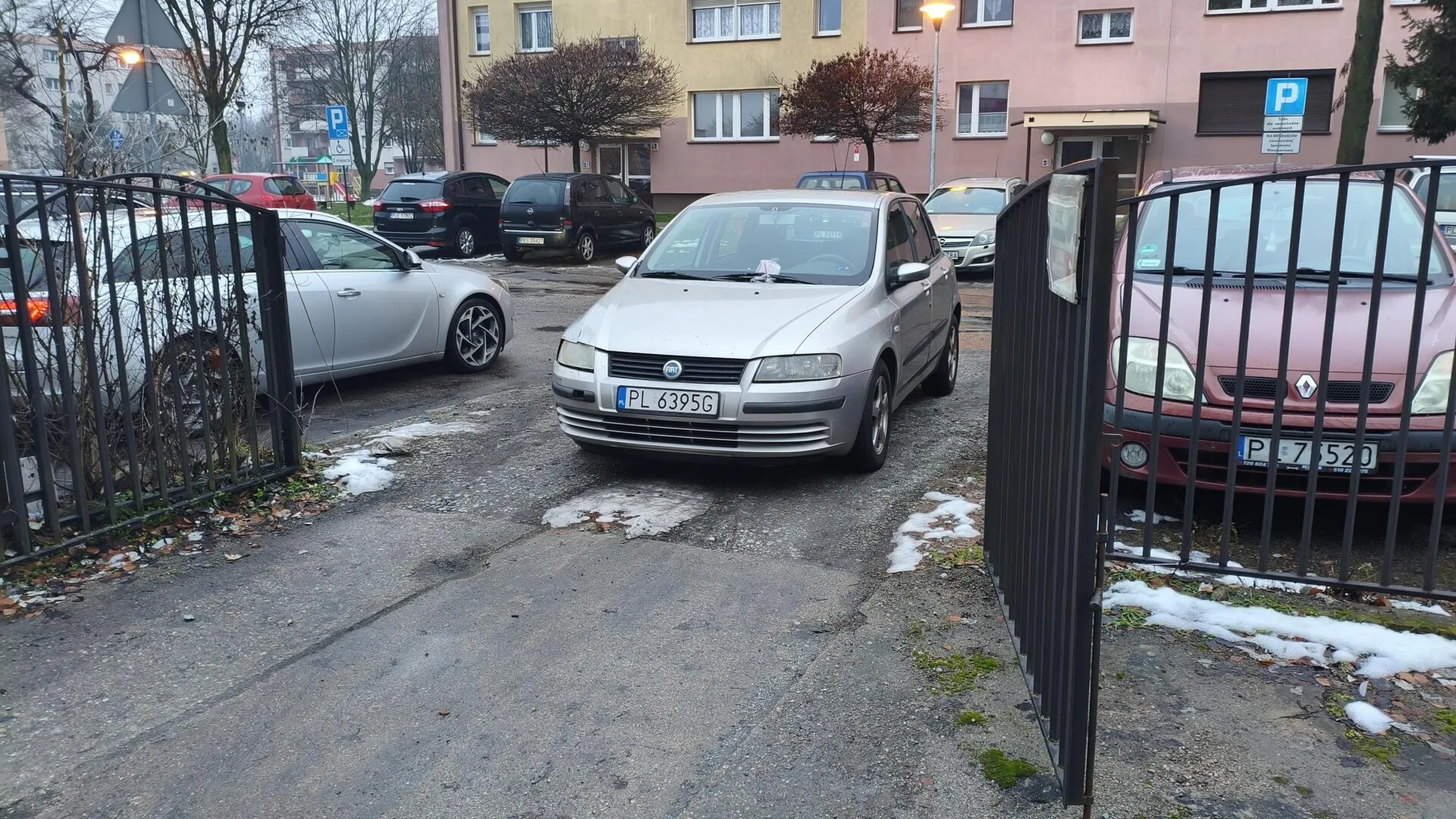 Kierowca zastawił parking przy szkole, na cały dzień.
