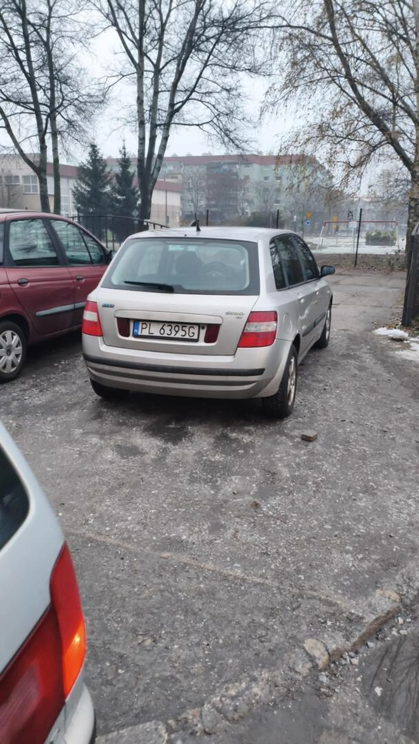 Kierowca zastawił parking przy szkole, na cały dzień.