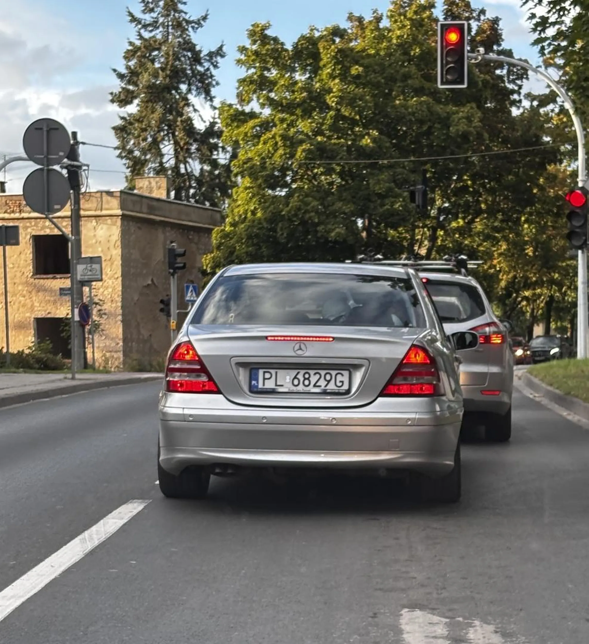 Współczuję temu mercedesowi że musi wozić czterech otyłych ciapatych. Gościu łamie notorycznie przepisy na jednej prostej. Jedzie 80 w zabudowanym i na chama wyprzedza każde auto, spowodowałby wypadek 2 razy wyprzedzając na styk- czołówka Błagam deportujcie