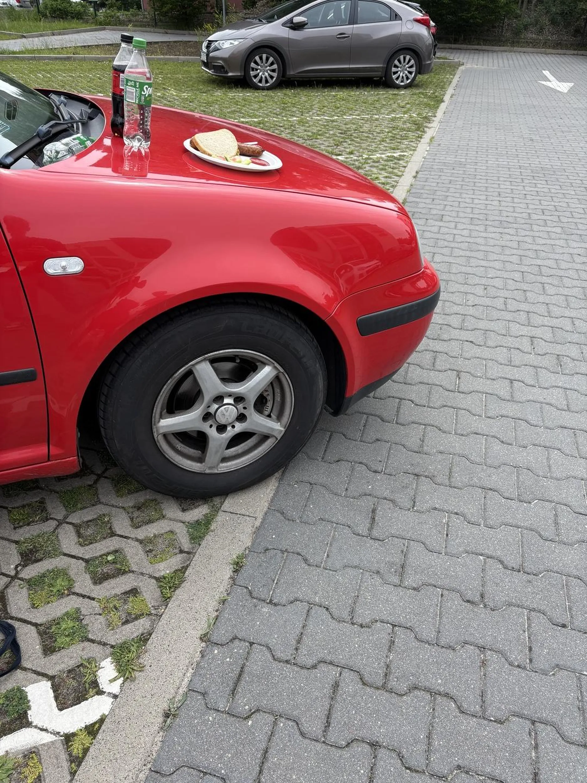 Chciałabym upomnic tego kierowce za niepoprawne parkowanie w kopercie za samochodem bylo z dobre 2m miejsca a ten podjechal tak ze zaslanial ulice i do tego spozywal posilek na aucie