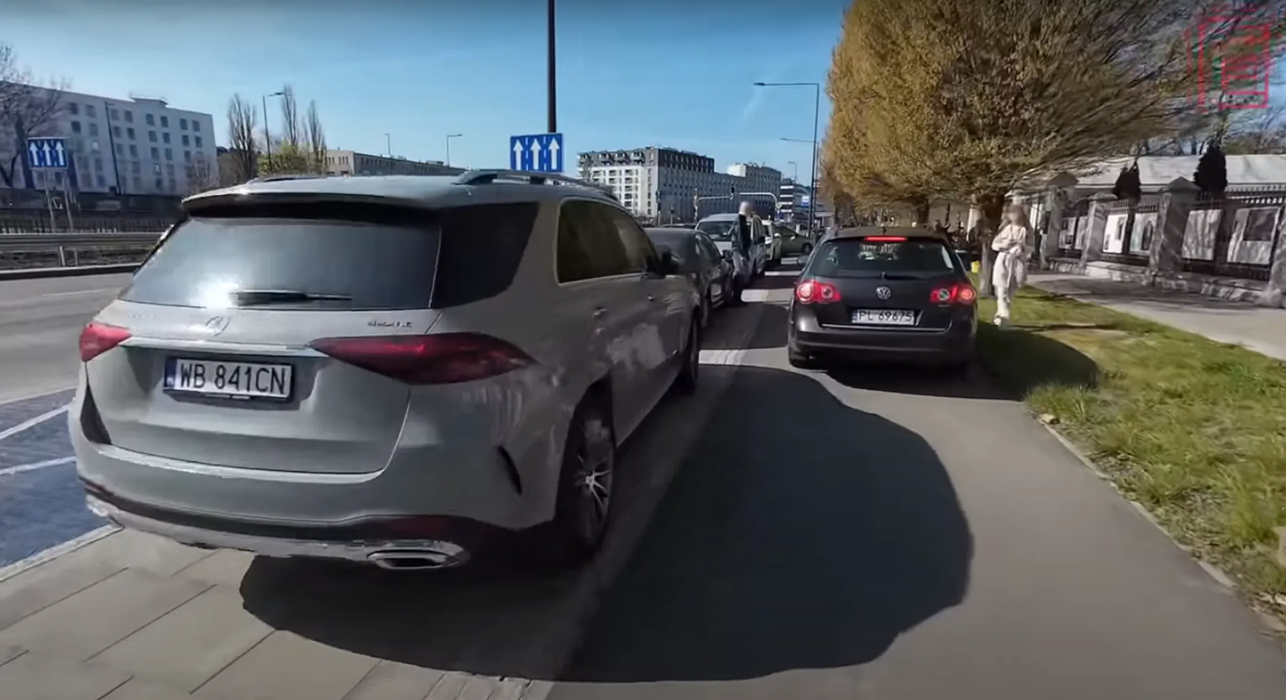 Jeździ po ścieżce dla rowerów