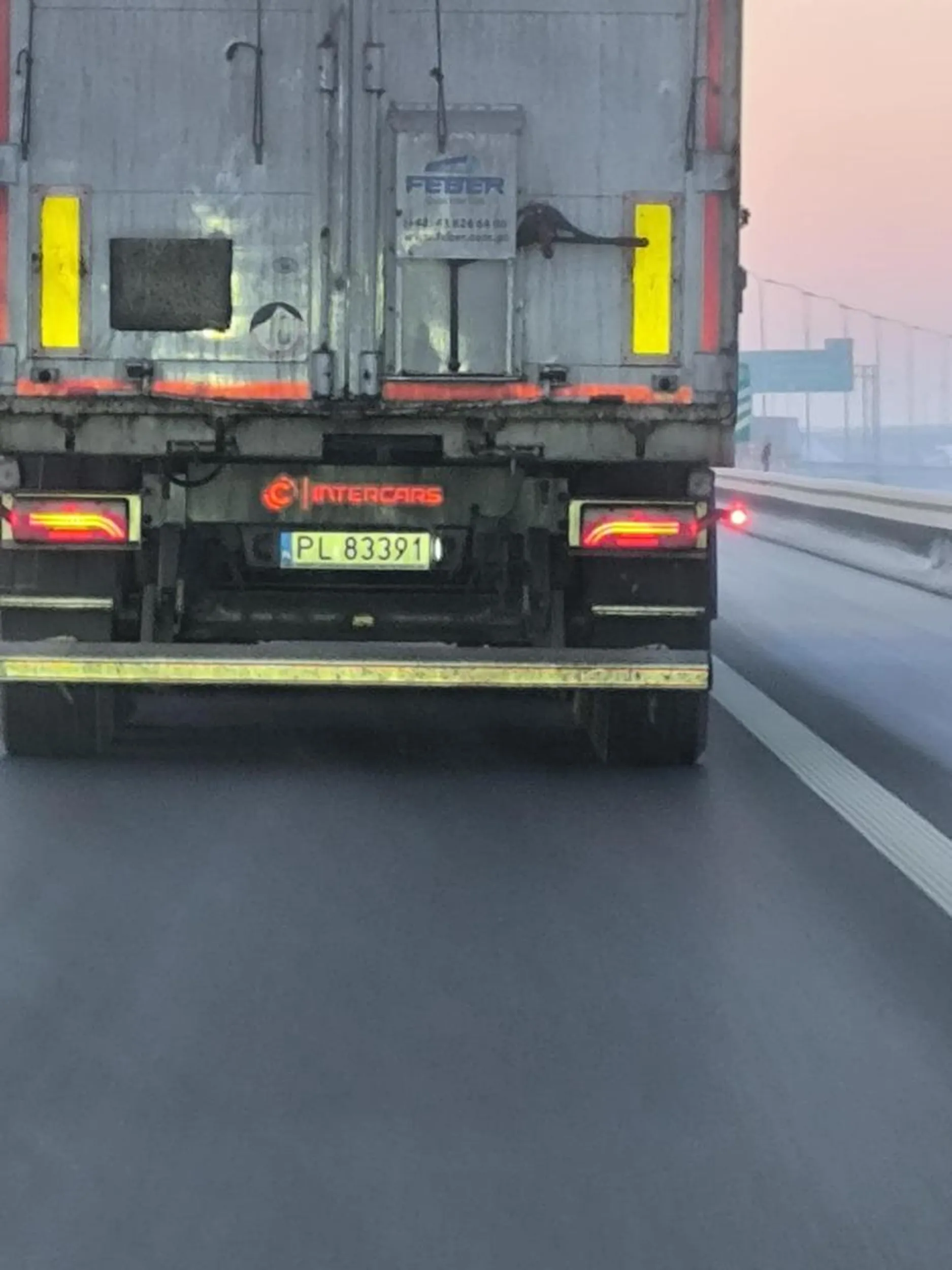 zjeb blokuje 2 pasy nie przepuszczając drugiego tira