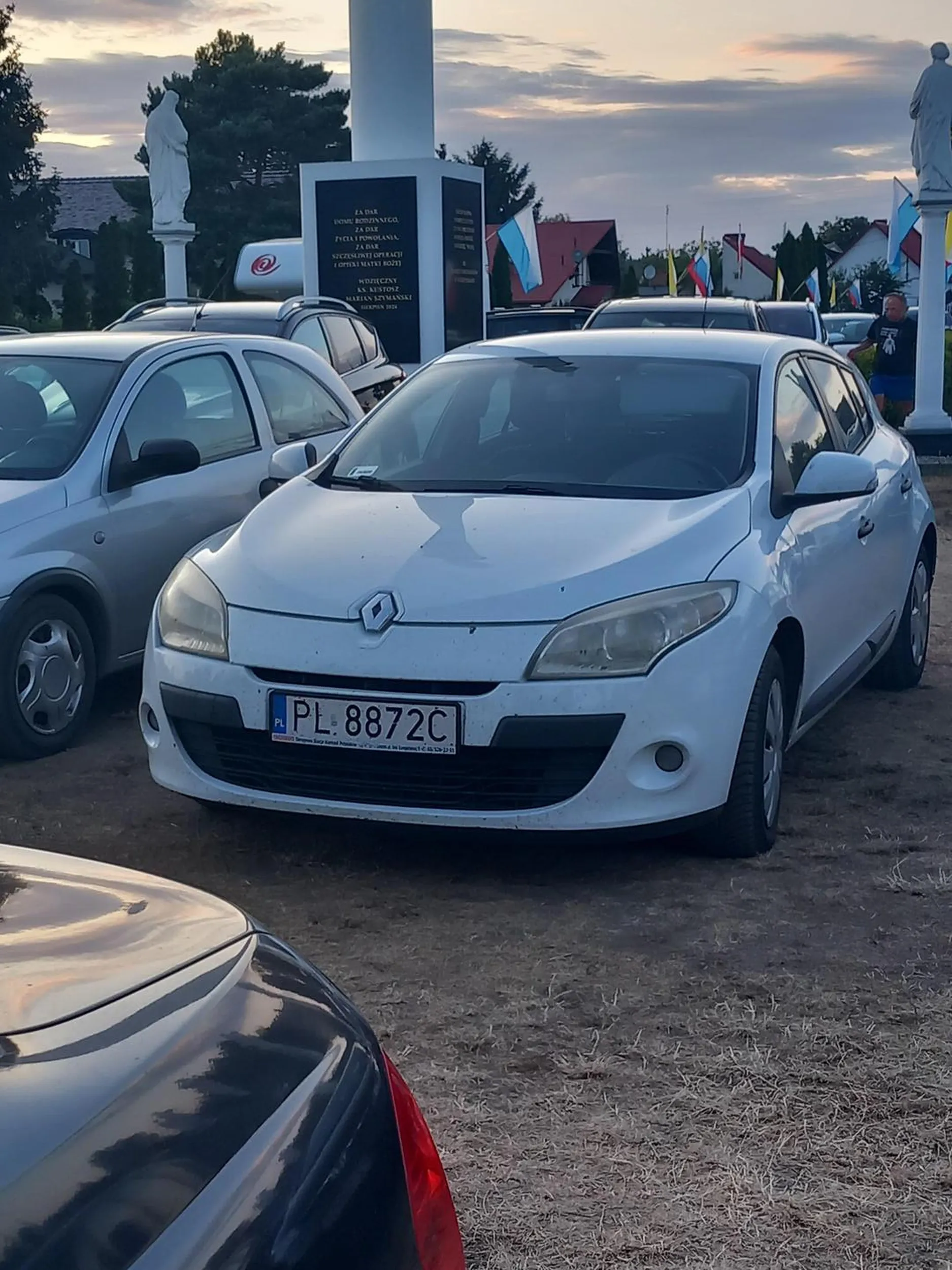Gość tak stanął że dłuższe auto wyjechać nie może + na drodze zaparkował kolejny