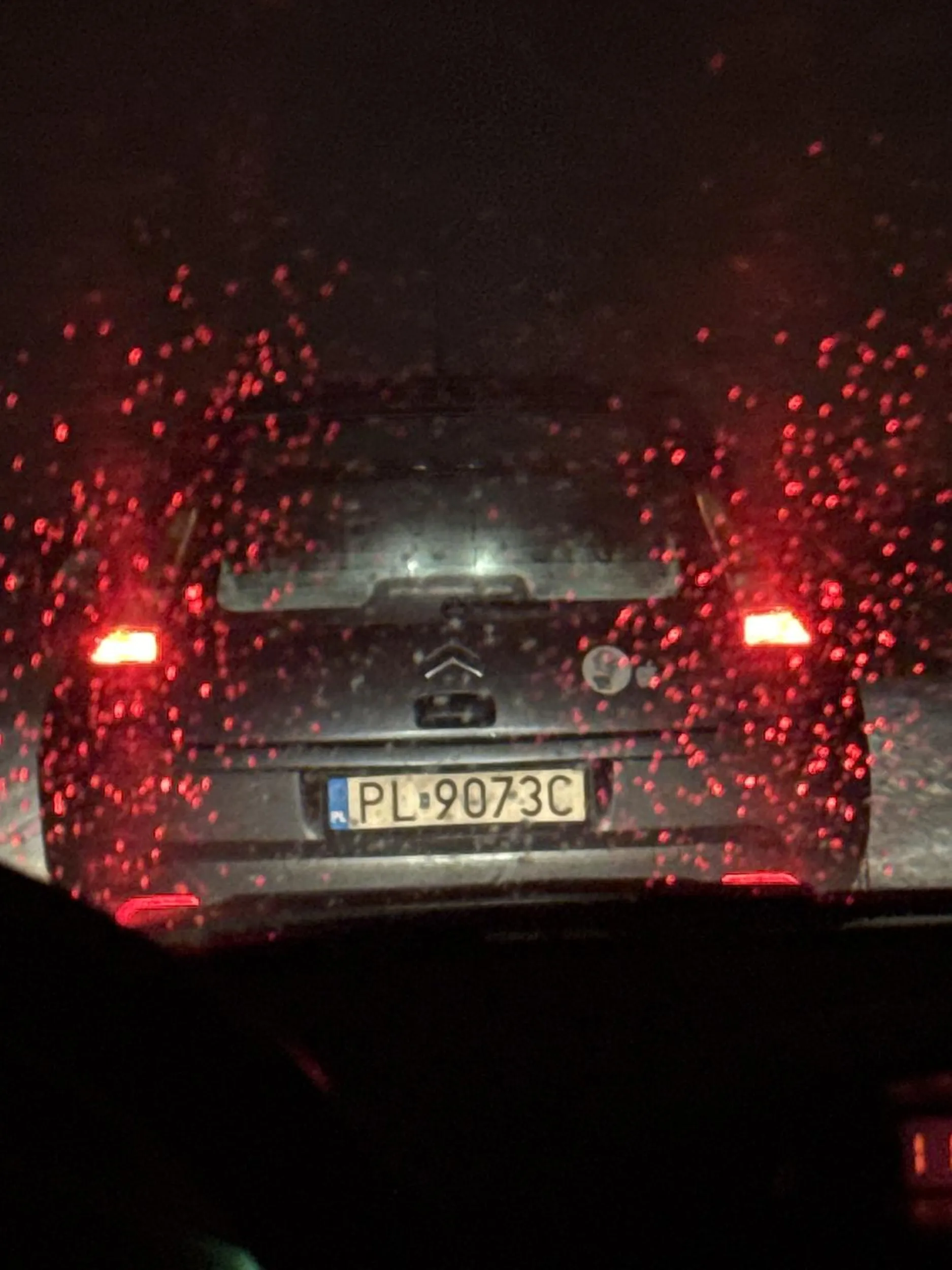 Kierowca jedzie 30 km/h samym środkiem