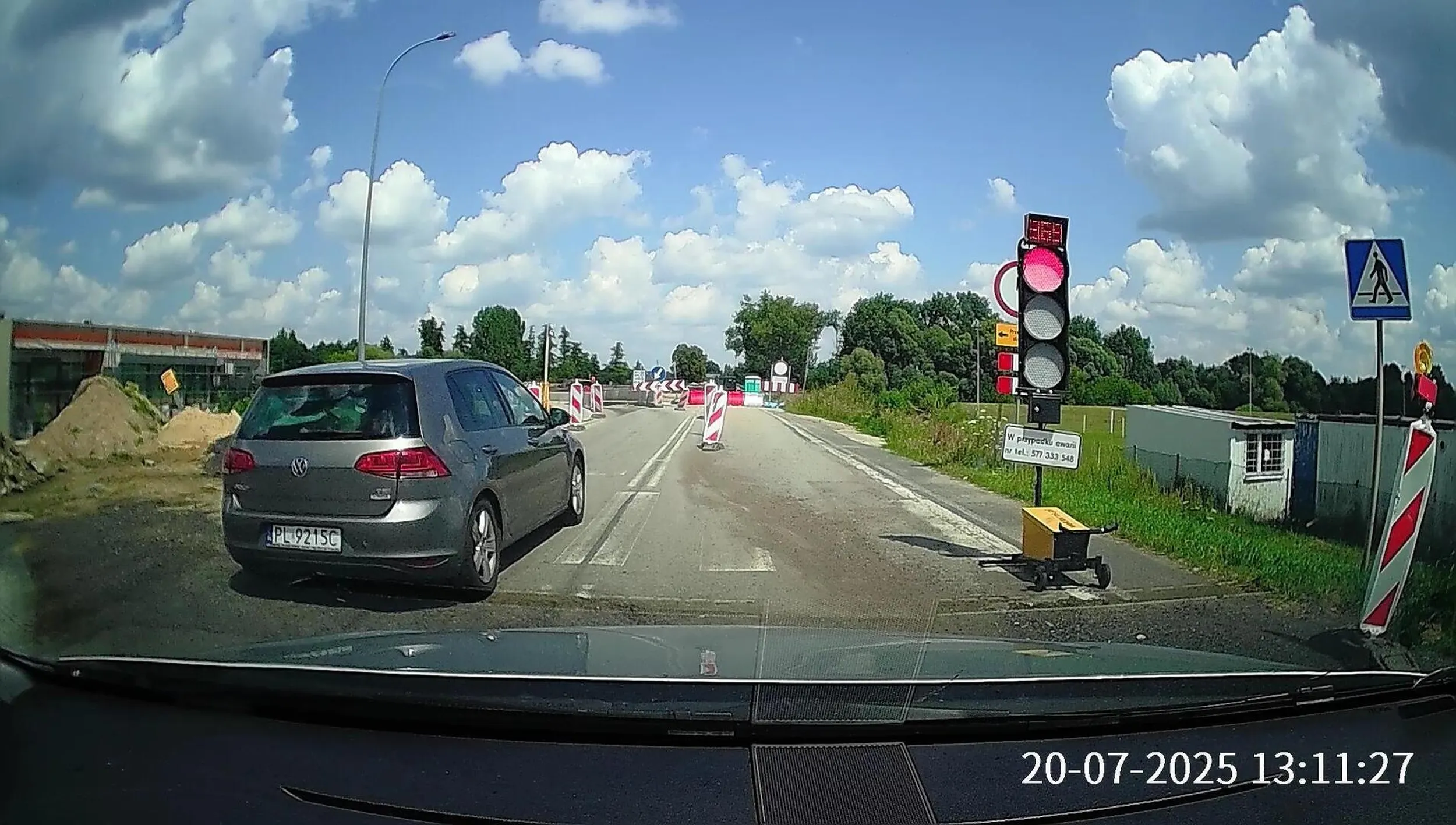 Cfaniaczek, nie chce czekać na zielone przy ruchu wahadłowym. Wyprzedza kolumnę czekającą w kolejce i wjeżdża na czerwonym.