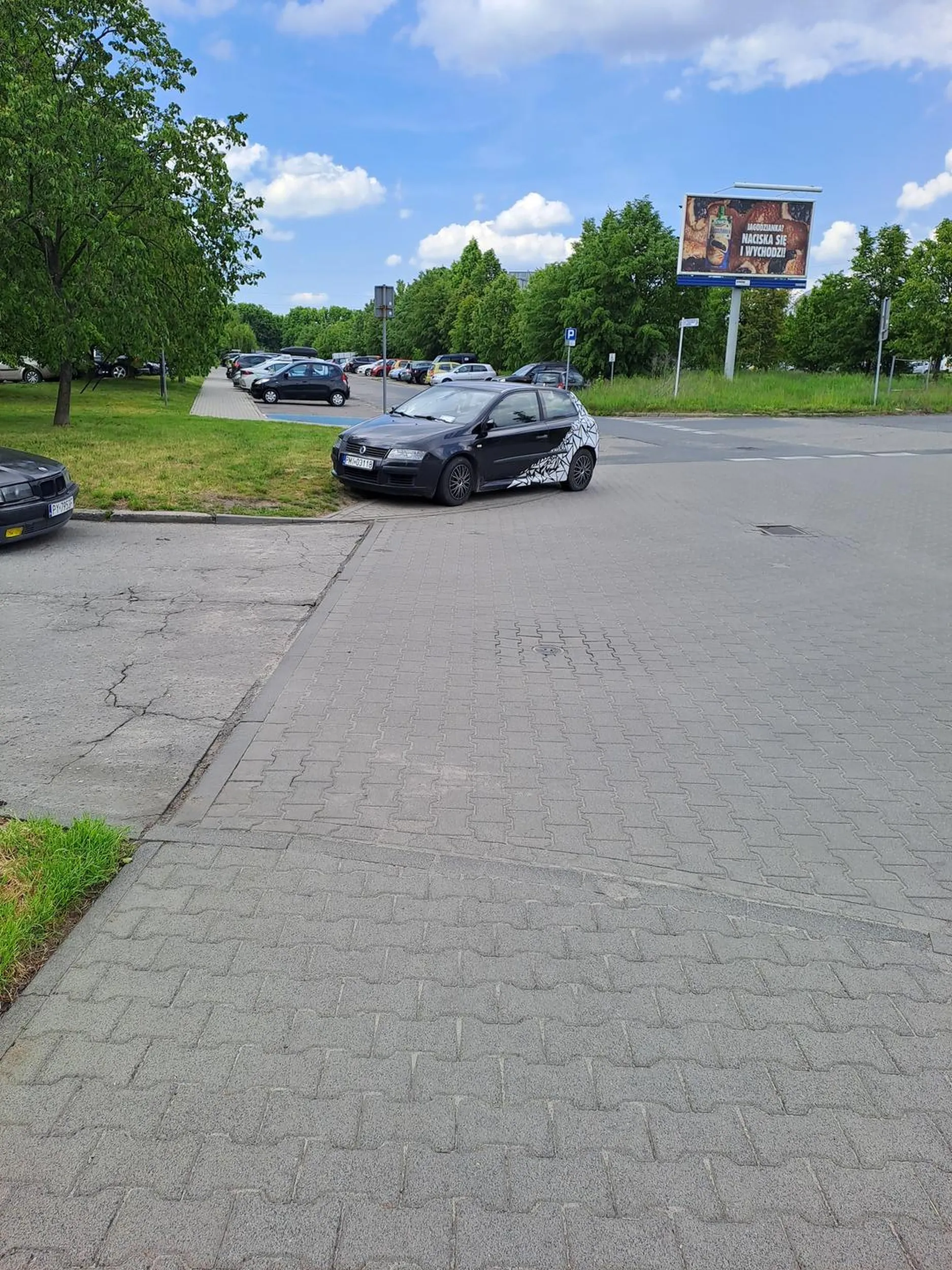 przestań parkować na chodniku proszę, trzeci dzień z rzędu widzę że tu stoisz w godzinach popołudniowych i wyciągnij to zawiadomienie zza wycieraczki co jest od wczoraj XD