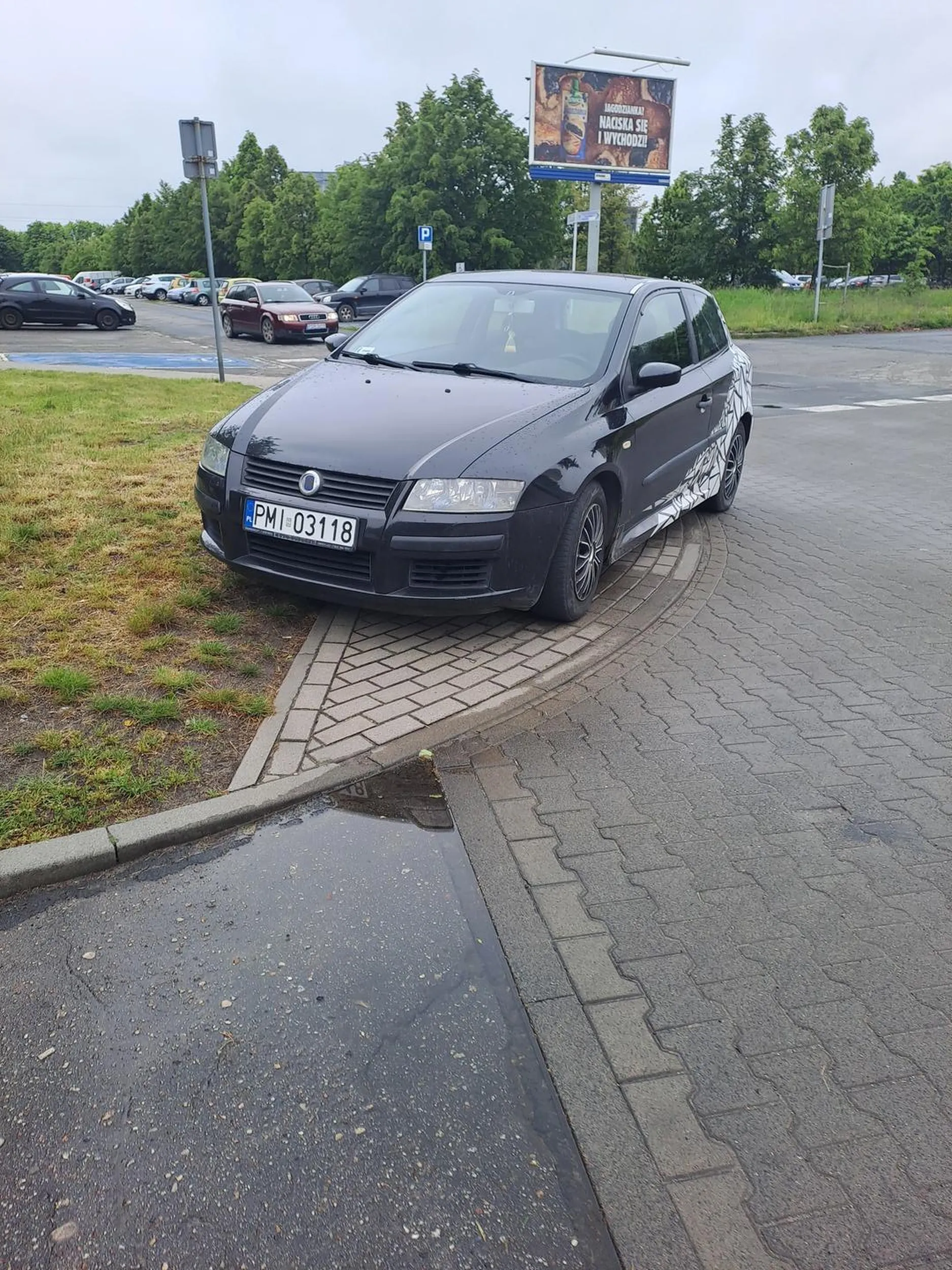 przestań parkować na chodniku proszę, trzeci dzień z rzędu widzę że tu stoisz w godzinach popołudniowych i wyciągnij to zawiadomienie zza wycieraczki co jest od wczoraj XD