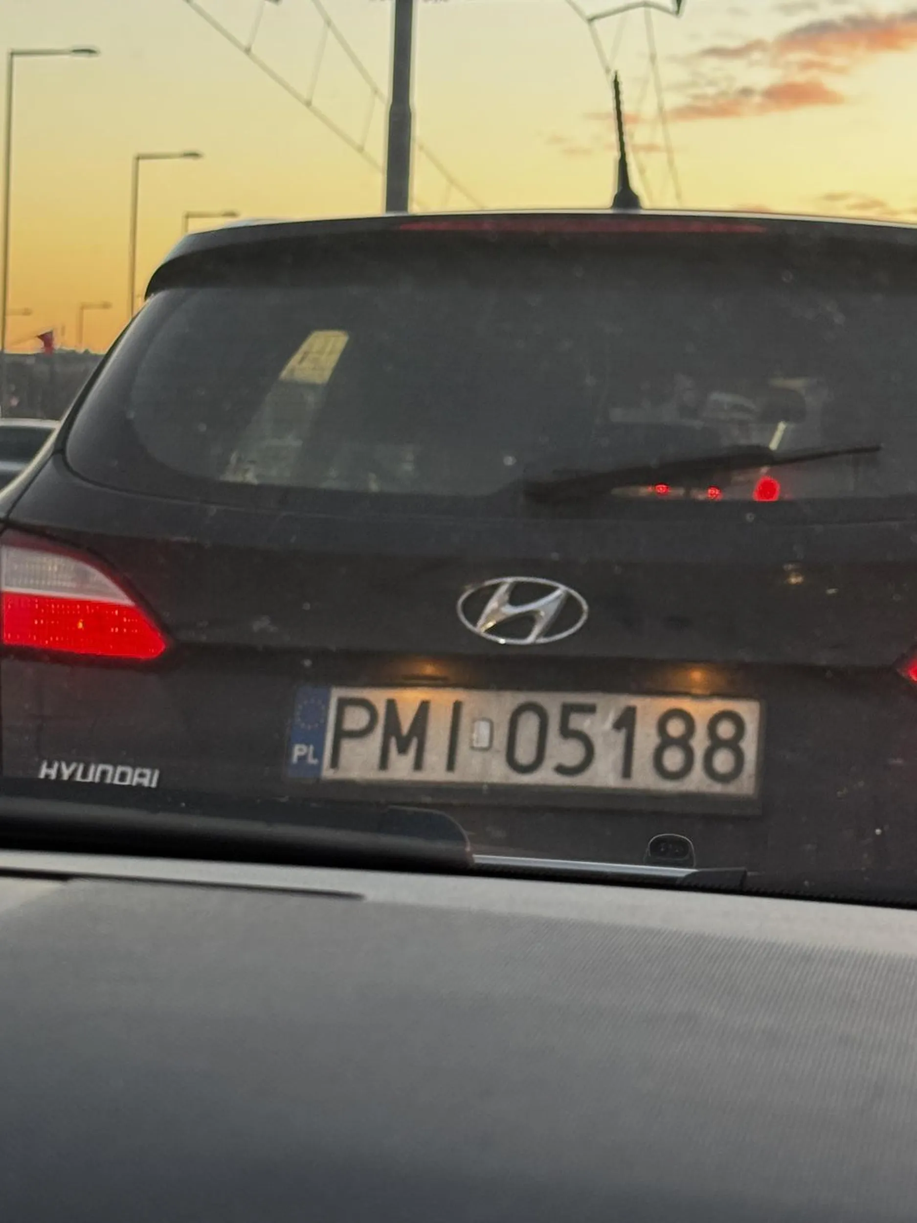 Typ wjechał nam przed auto zmieniał pas z prawego na lewy bez kierunku bez żadnego oznajmienia że chce zrobić manewr prawie powodując kolizje idiotyzm !!!