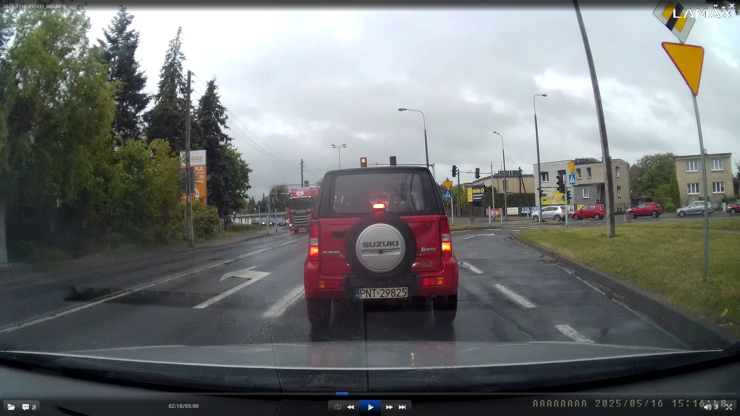 brudas wyrzuca smieci i pety przez okno