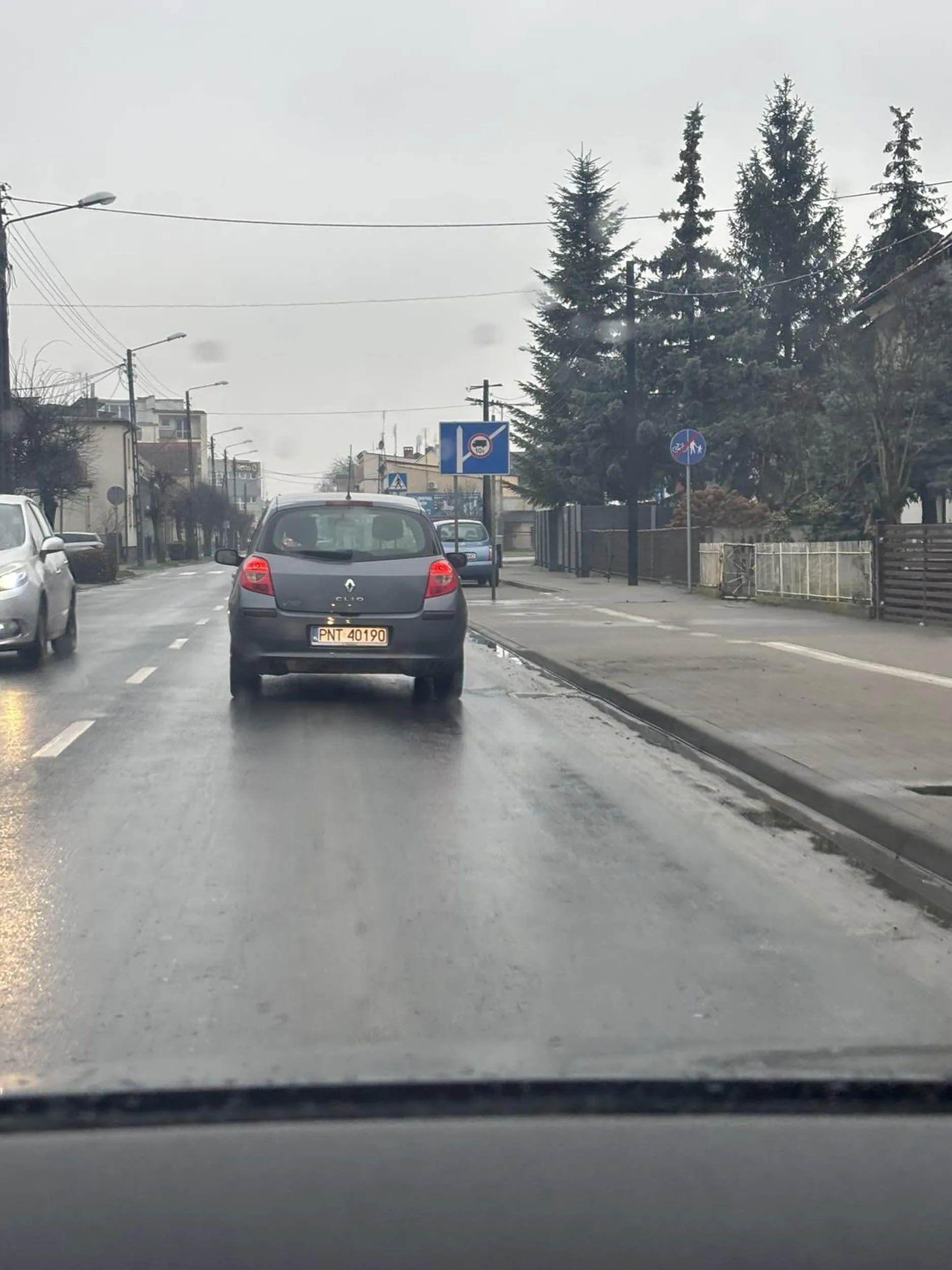 Dnia 5 grudnia potrącił/a dziewczynę przechodzącą prawidłowo przez pasy. Nawet kierowca nie raczył się zatrzymać  i spytać czy wszystko ok. Żałosne. Zdarzenie miało miejsce w Nowym Tomyślu