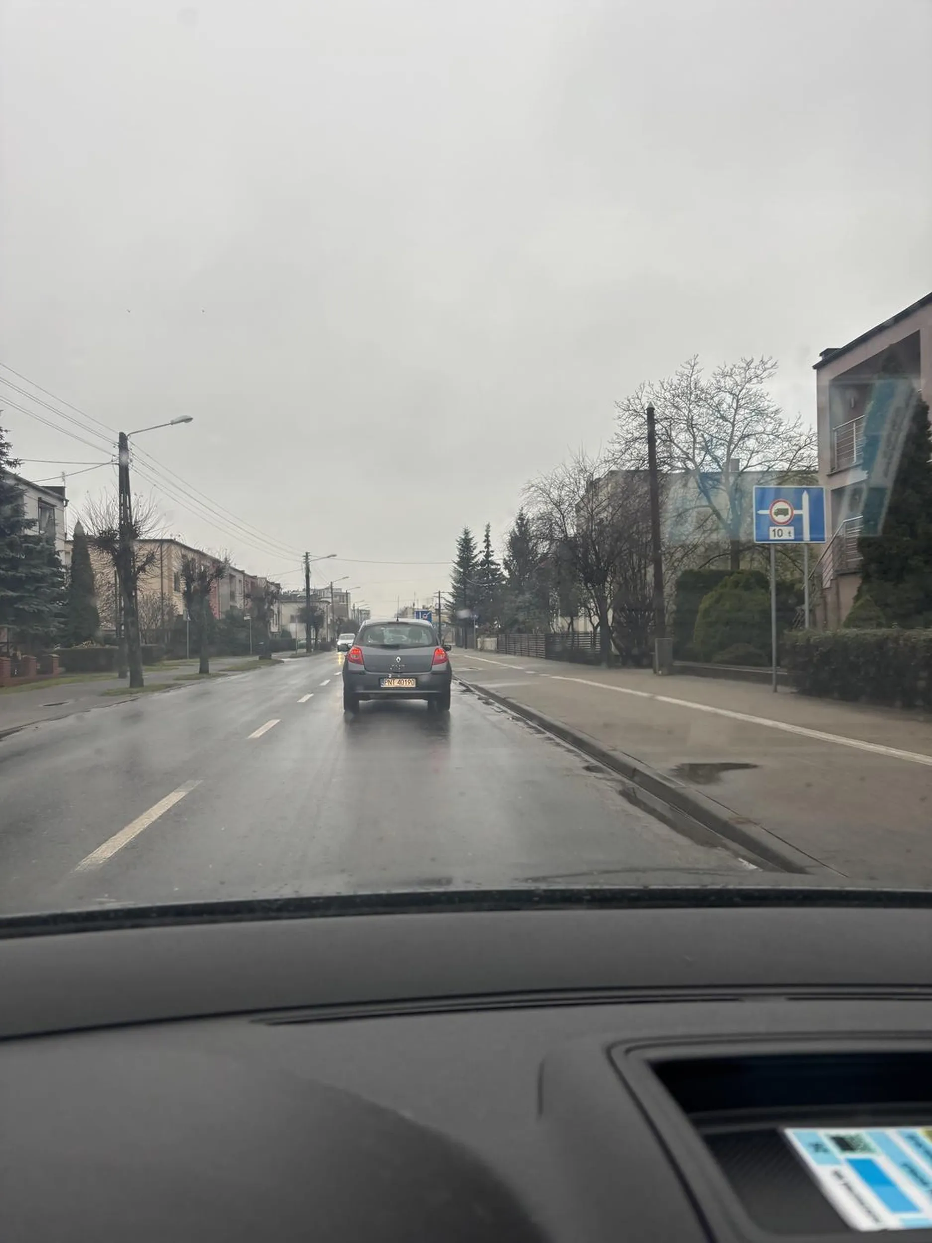 Dnia 5 grudnia potrącił/a dziewczynę przechodzącą prawidłowo przez pasy. Nawet kierowca nie raczył się zatrzymać  i spytać czy wszystko ok. Żałosne. Zdarzenie miało miejsce w Nowym Tomyślu