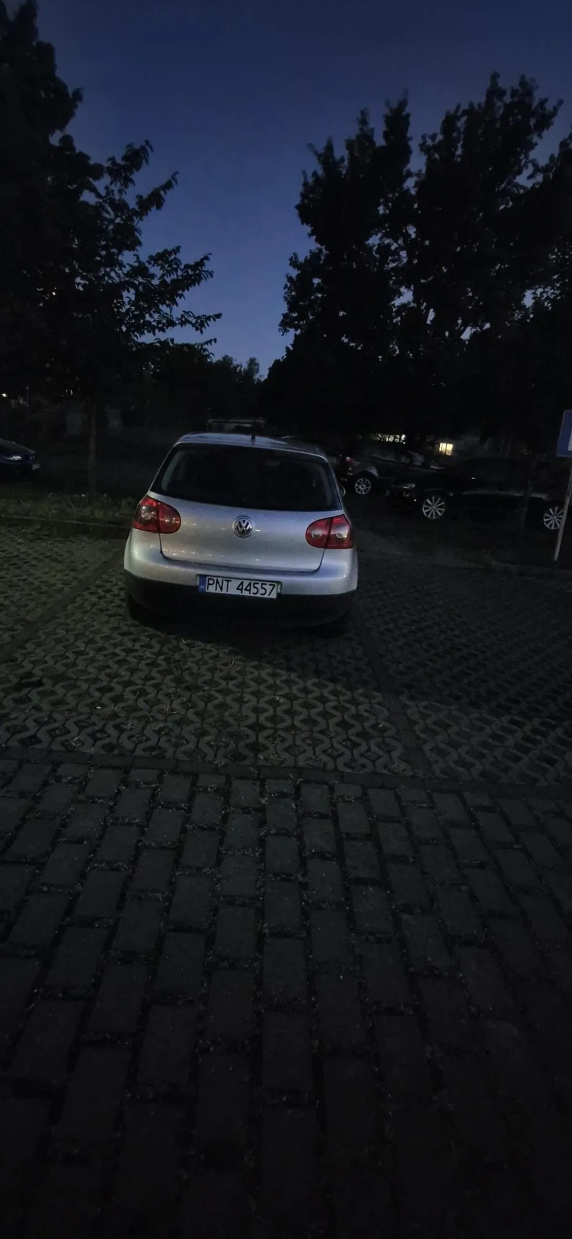 Proszę zwrócić uwagę że blokujesz przejazd na drugi parking.
