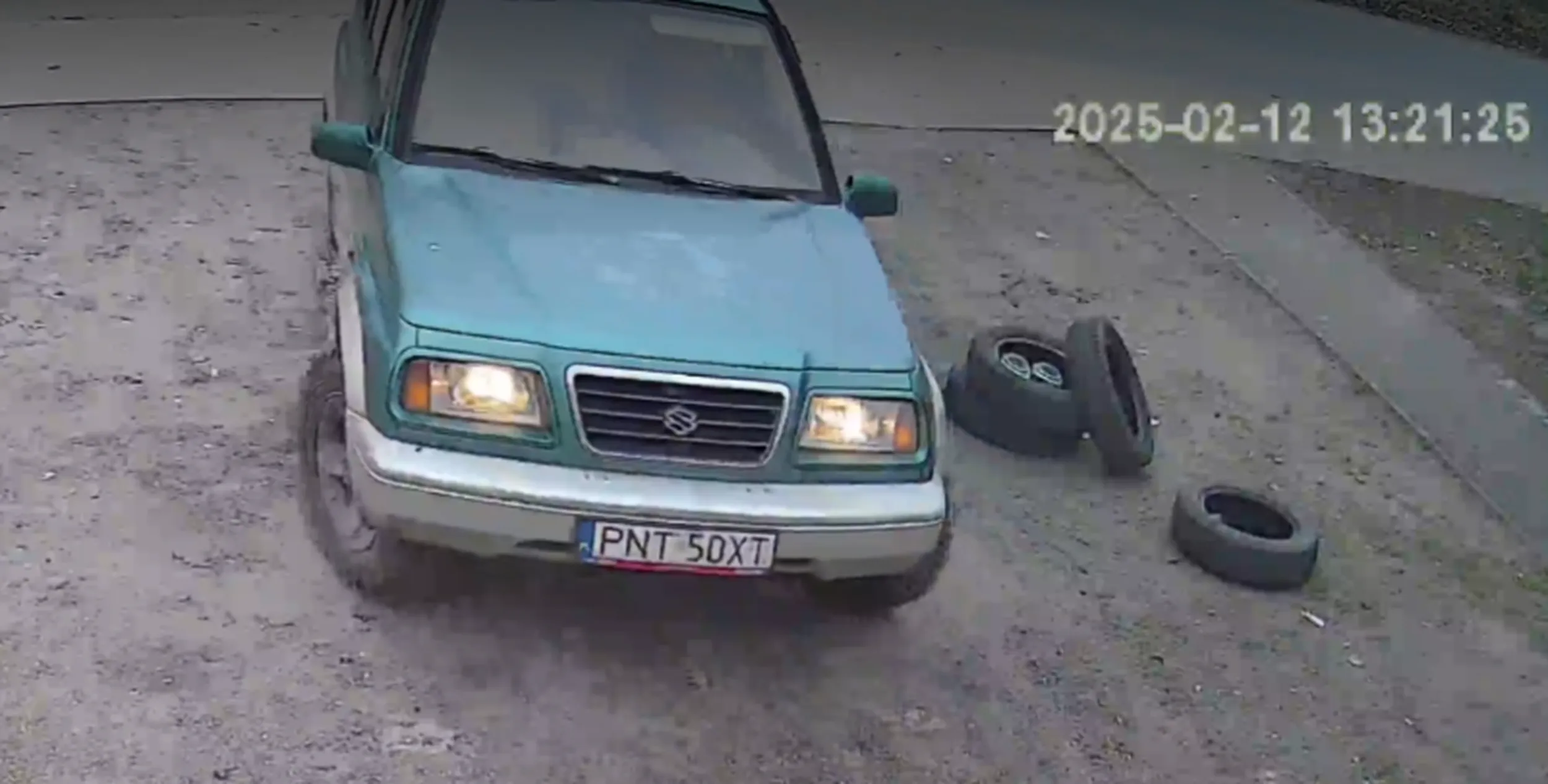 Wjechało na posesję, potrącając stojące instalacje. Następnie zrobiło kilka manewrów i uciekło chodnikiem. Jutro idę na Policję sprawdzić czy kierowca kogoś nie potrącił tamtego dnia, bo wyglądał na pijanego.