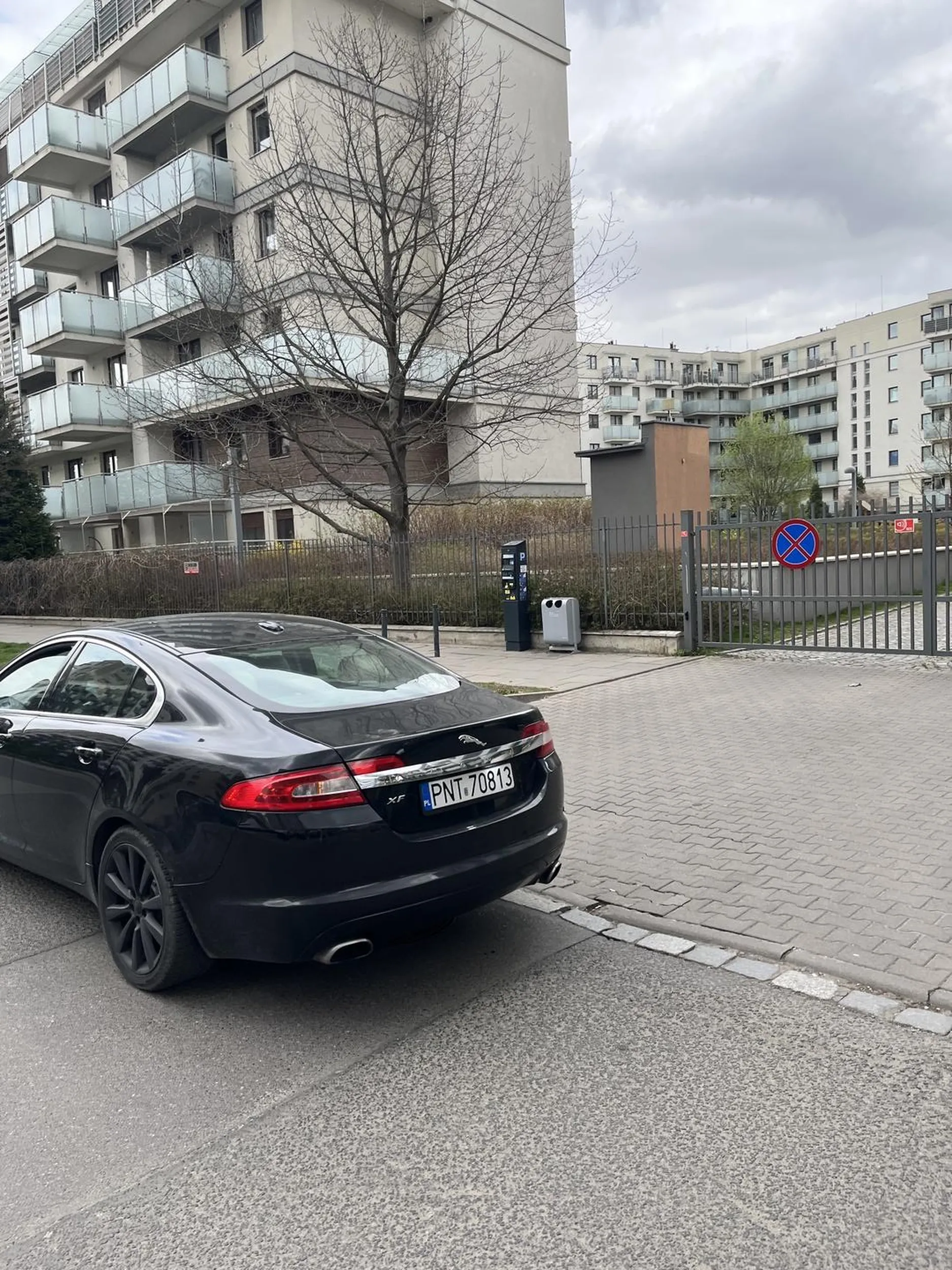 Awaryjne pozwalaja wg tego pana parkowac przy bramie wyjazdowej, dodatkowo w strefie platnego parkowania. Buractwo.