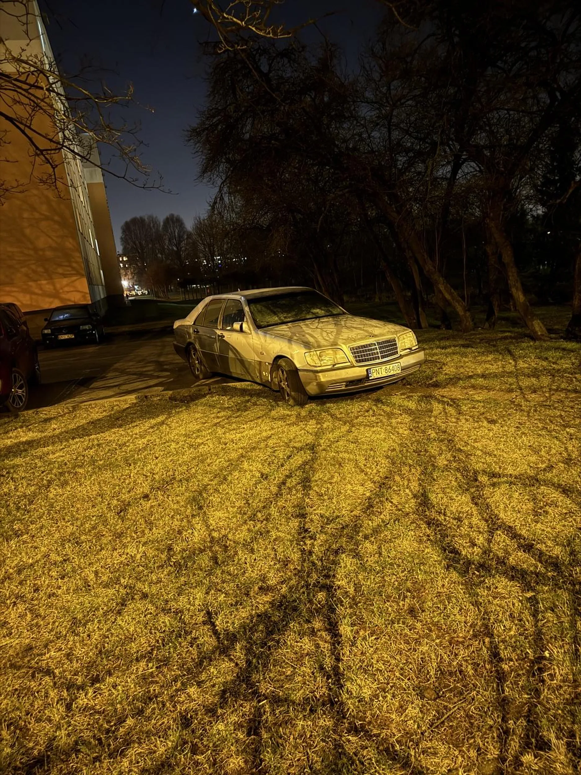 Jak parkować nie umiesz to poproś osiedlowe dzieciaki to Ci zaparkują w liniach.