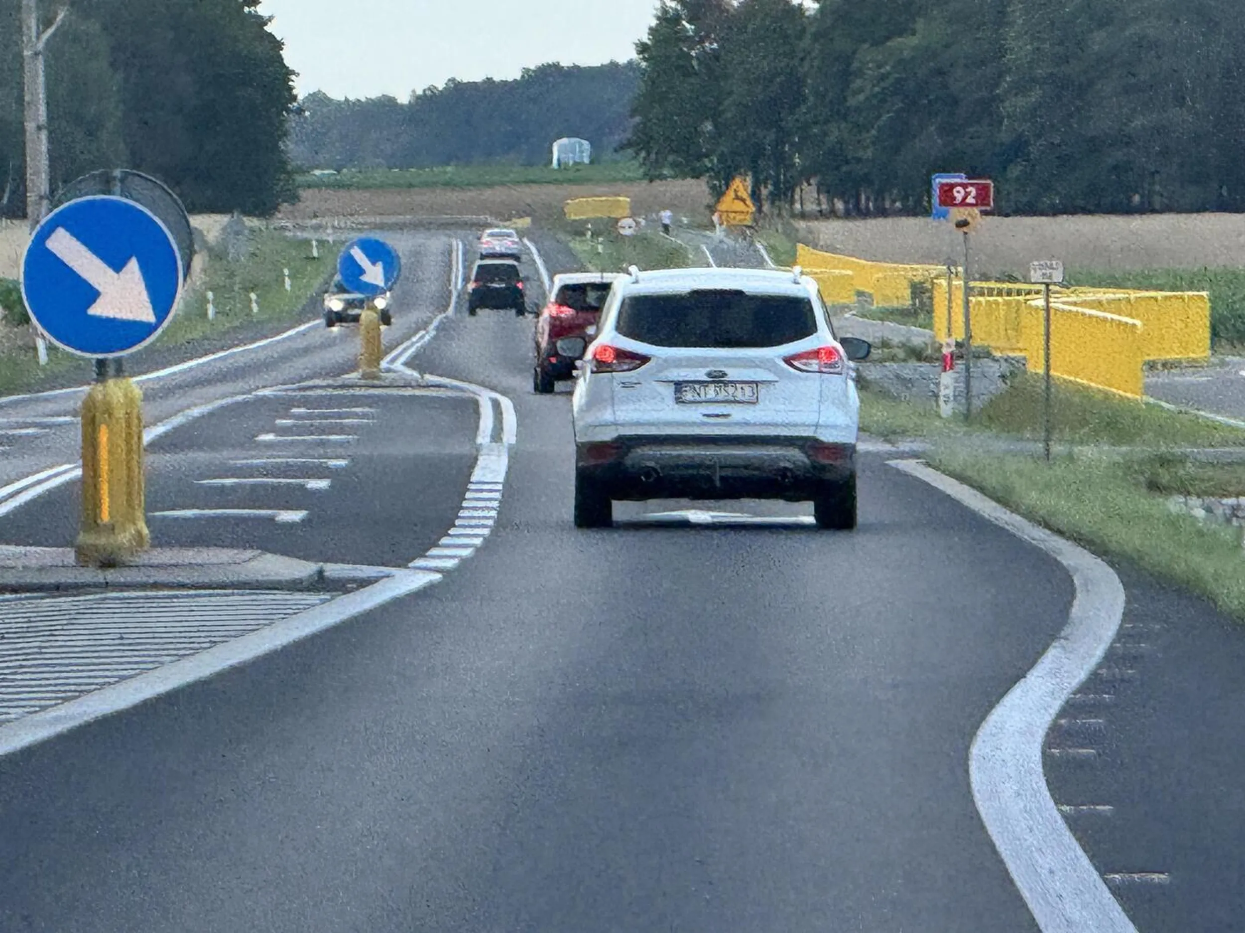 Kretyn hamuje przed prawidłowo jadącą ciężarówką, po czym pozdrawia środkowym palcem. Sprawa zostanie zgłoszona policji.