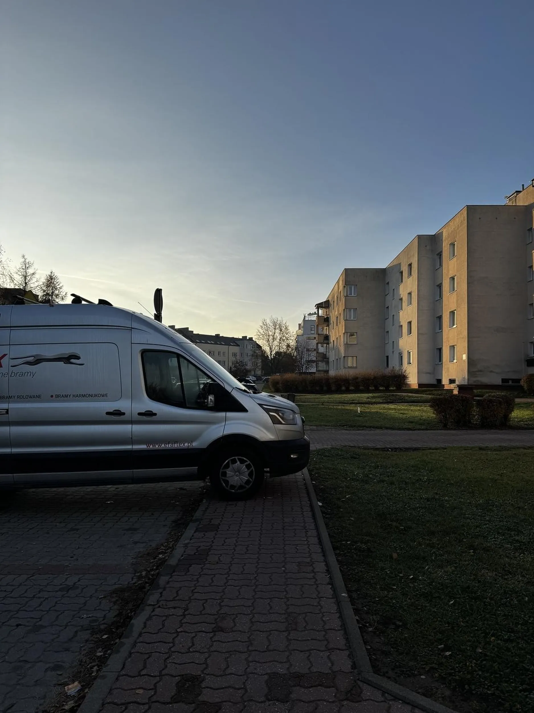 Wybitny kierowca a jeszcze lepszy mistrz parkowania. Powinni odbierać prawo jazdy za takie parkowanie