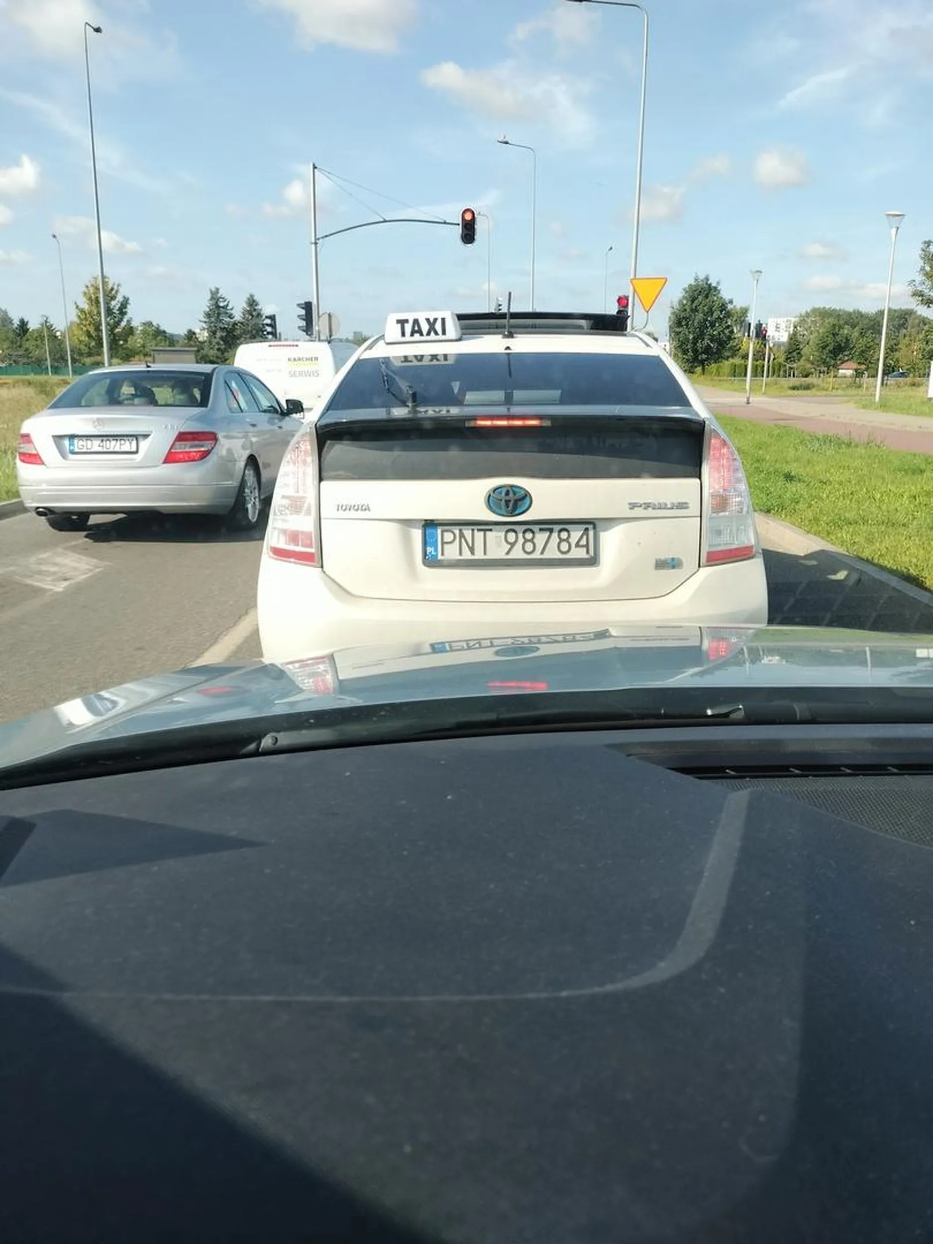 Nieodpowiedzialny człowiek. Wciska się lakier w lakier na światłach z telefonem w ręku i słuchawkami w uszach.