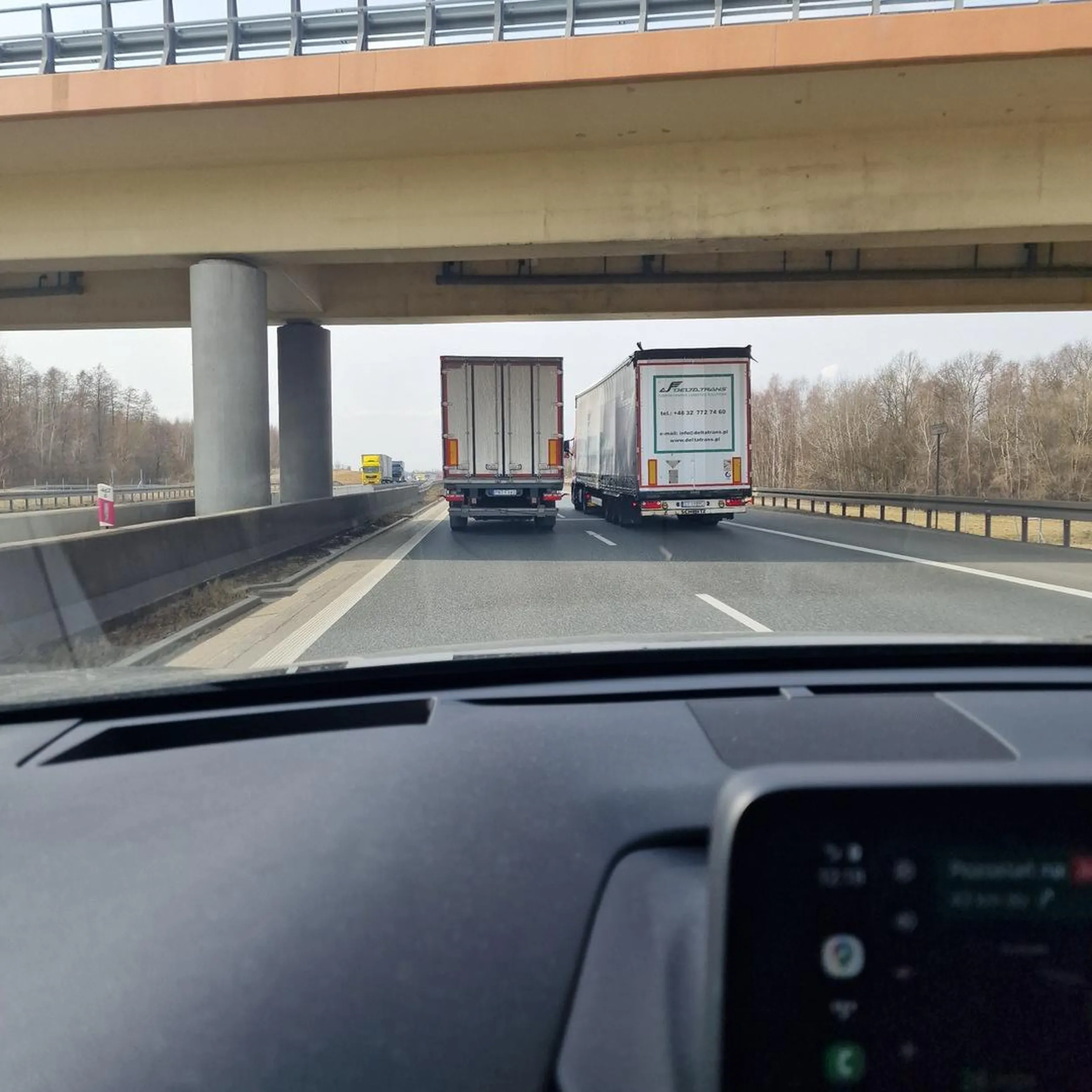 kolejny zawalidroga, wszyscy jadą  tylko nie on