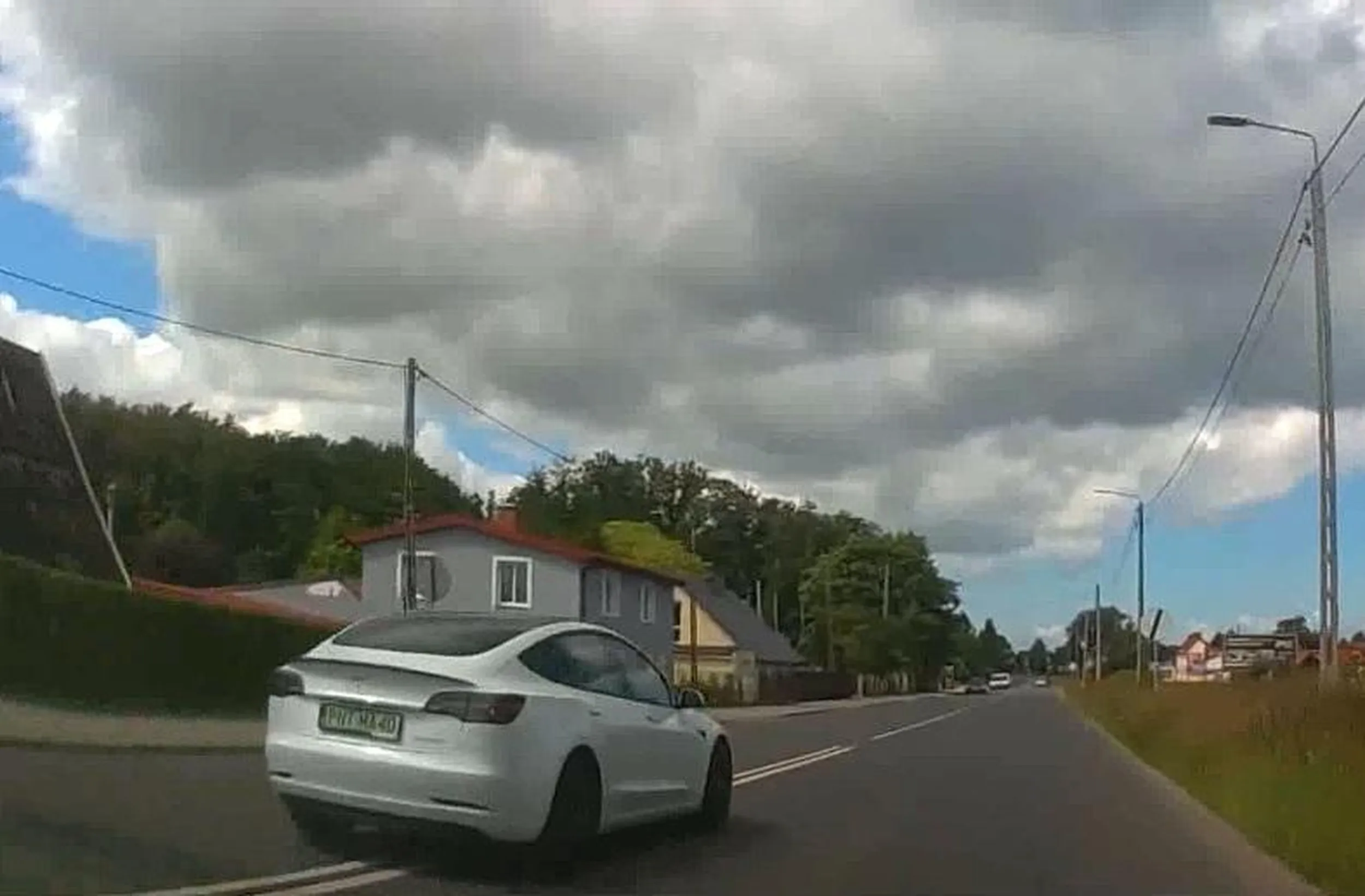 Panie teslowy piracie, uważaj bo ci elon samochodzik wyłączy zdalnie i skończy się piracenie....