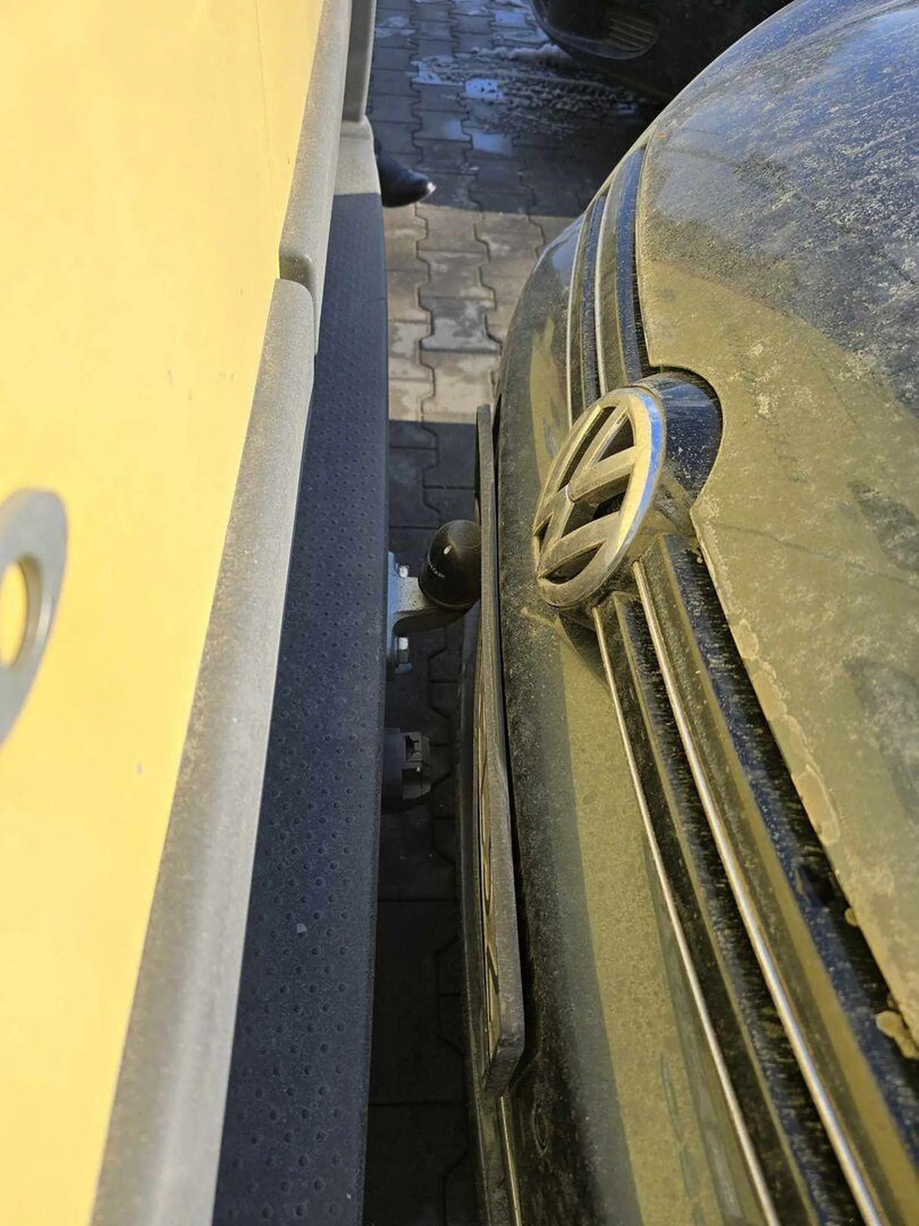 Żółty dostawczak FIAT DUCATO "Electro-Firma" zaparkował hakiem na mojej tablicy rejestracyjnej i tak pozostawił swój pojazd. Nie pozdrawiam i oby wróciło.