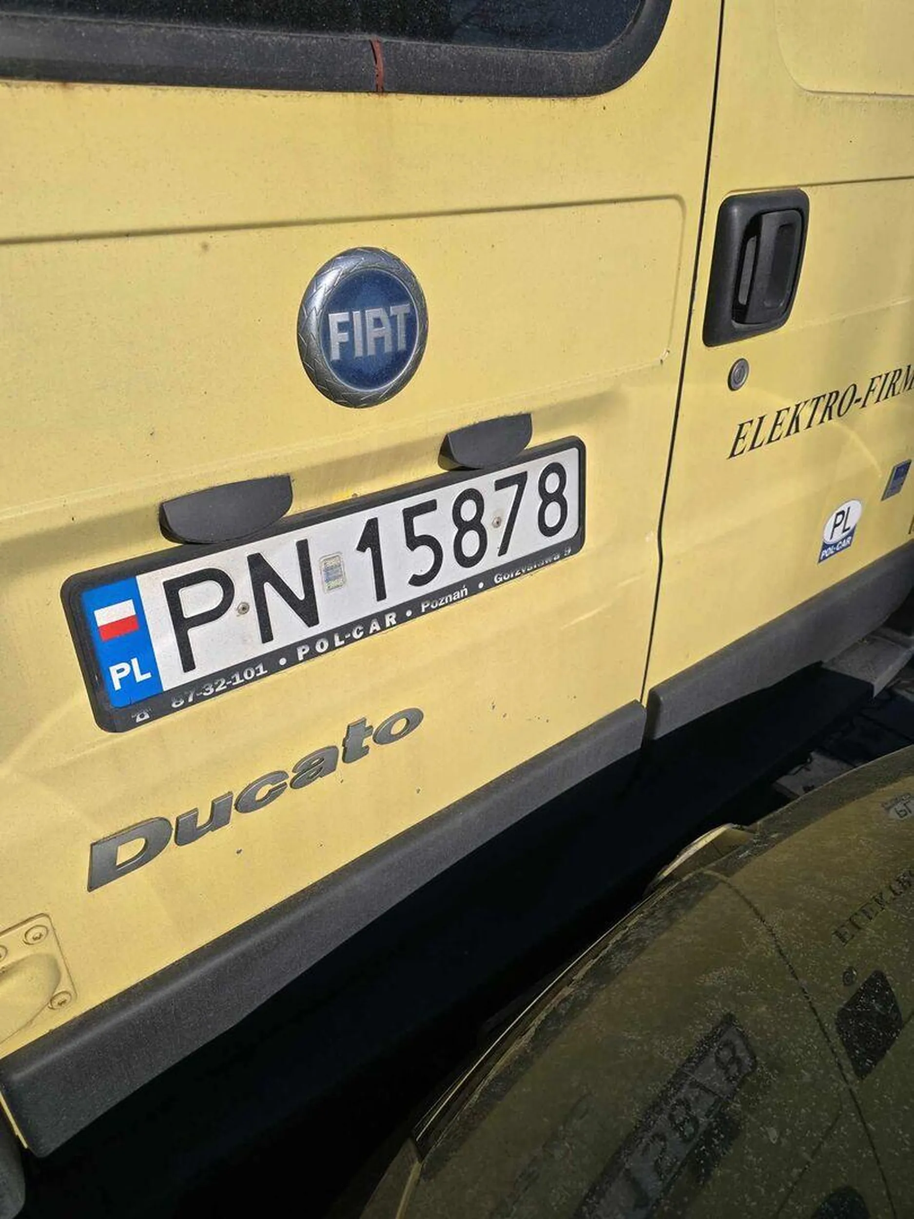 Żółty dostawczak FIAT DUCATO "Electro-Firma" zaparkował hakiem na mojej tablicy rejestracyjnej i tak pozostawił swój pojazd. Nie pozdrawiam i oby wróciło.