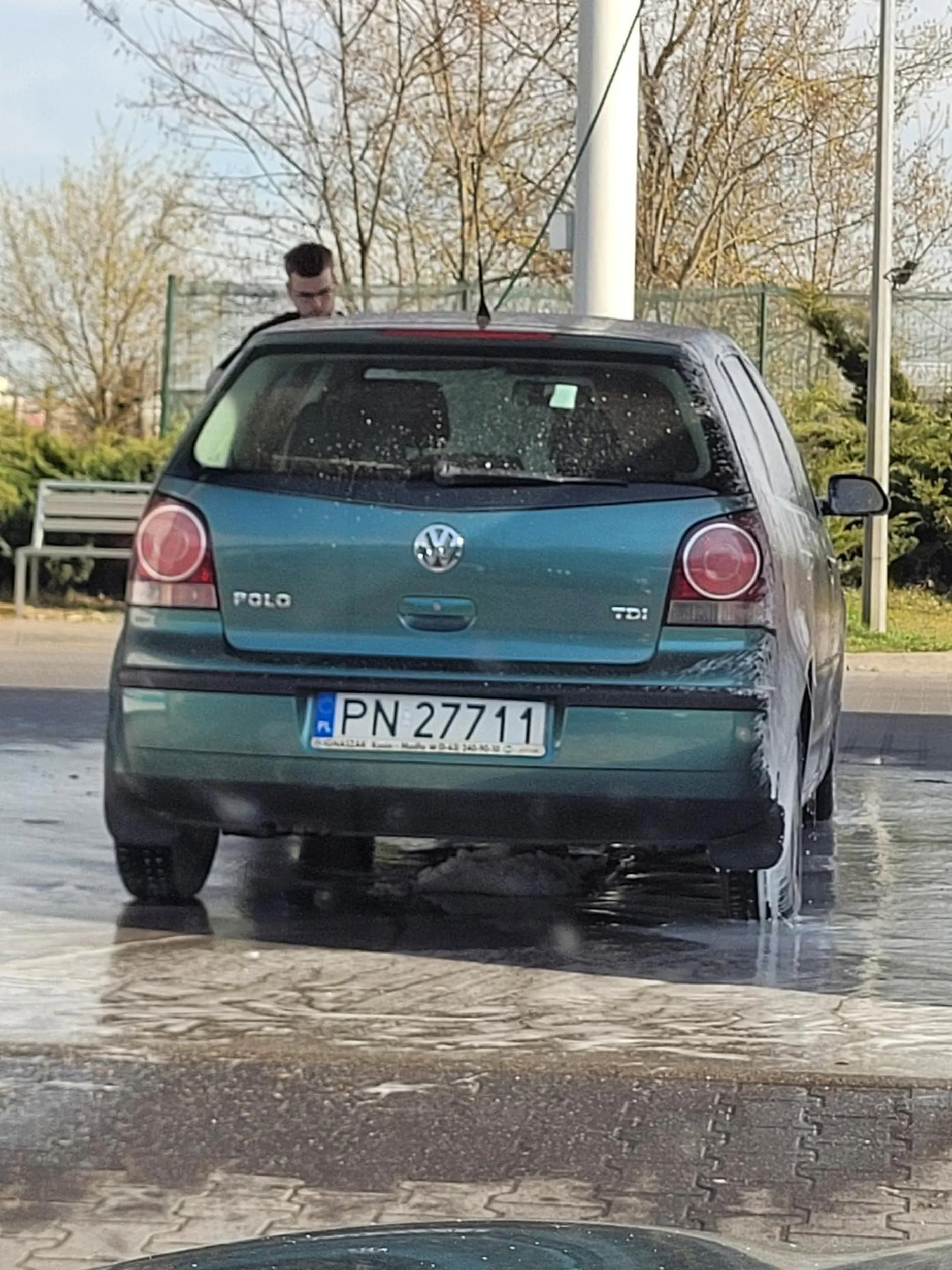 Gówniarz i cwaniak Człowiek chyba niepełnosprawny ponieważ  nie obowiązują go kolejki Chyba raczej bezkręgowiec i kretyn Karma wraca zwłaszcza dla takich padalców