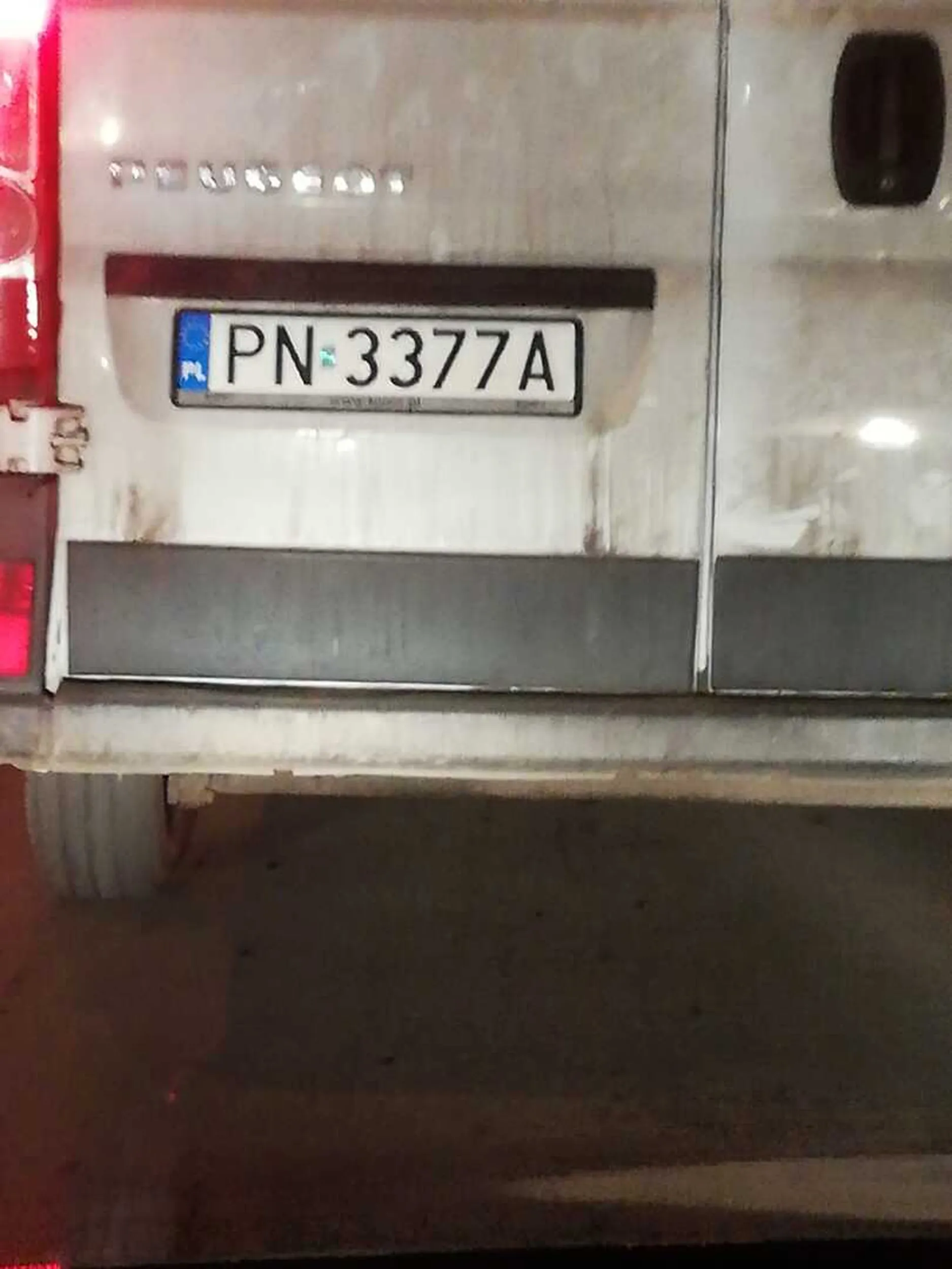 Pan stojąc na światłach na skrzyżowaniu ulic Marii Skłodowskiej Curie i Stefana Wyszyńskiego w Bydgoszczy około 17:30 zaczął nagle cofać mimo iż za nim stałem. Trąbiłem, ale nie zachamował. Uderzył mnie w zderzak. Wysiadłem do niego, on również wysiadł, po czym gdy zobaczył co zrobił po prostu uciekł. Goniłem go przez kilka skrzyżowań, świeciłem długimi żeby zjechał gdzieś na bok, ale nic sobie z tego nie zrobił.