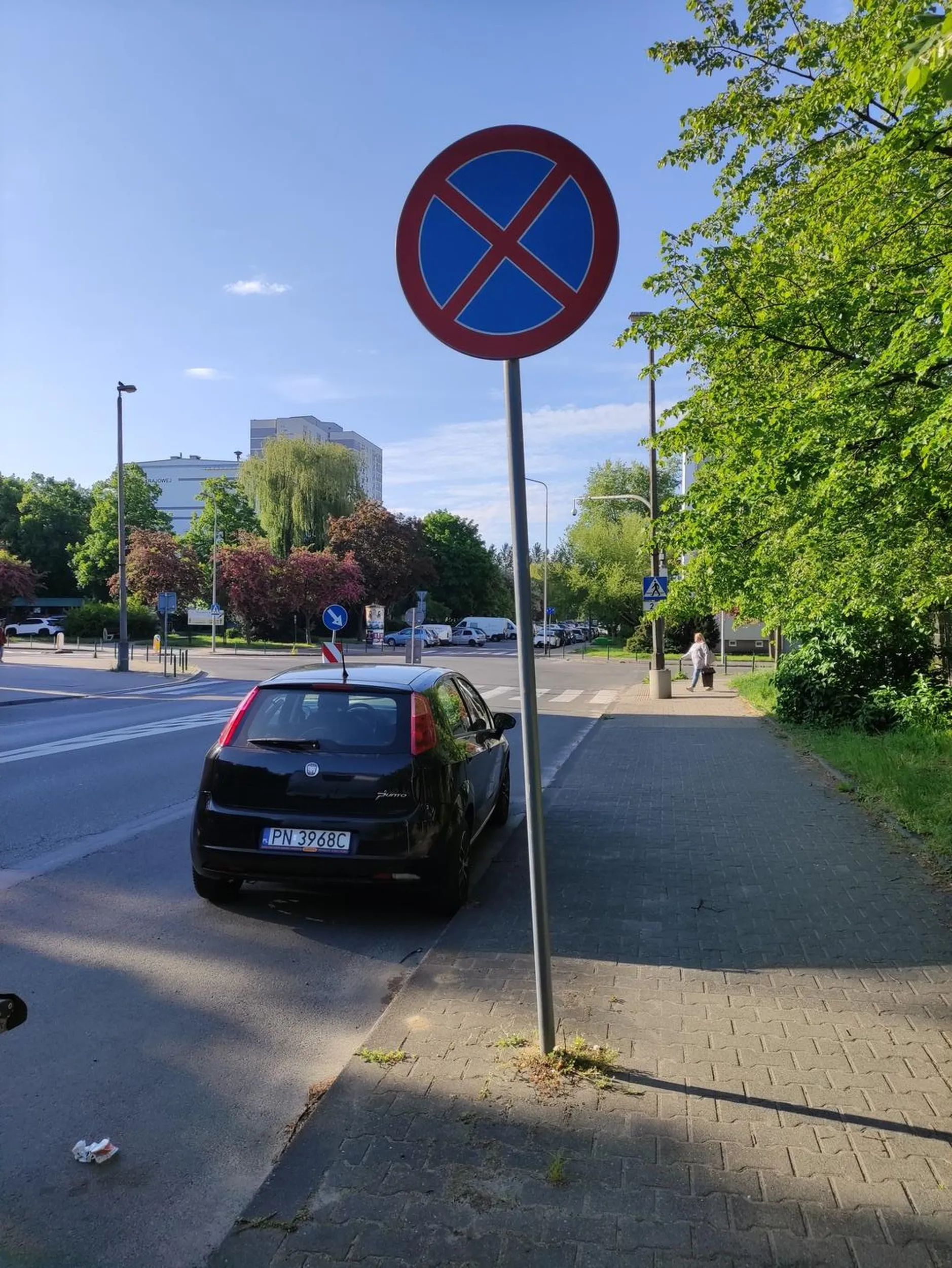 Znaki cię nie obowiązują? Parkujesz na zakazie, poniżej 10m od przejścia i poza tym utrudniasz ruch, bo autobus nie może naddać drogi przed zakrętem.