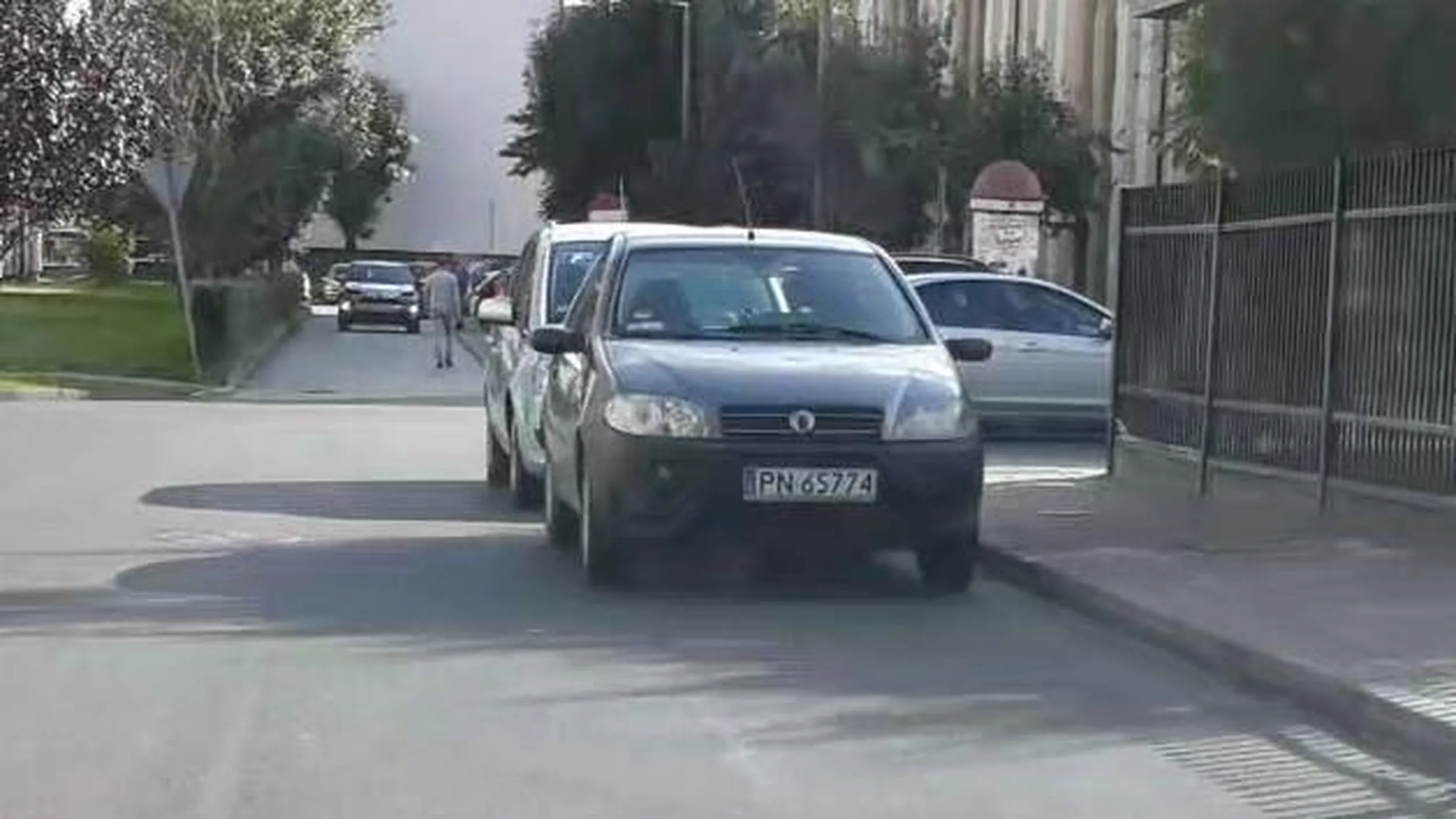 Parkowanie w strefie zamieszkania w miejscu do tego niewyznaczonym, zablokowany przejazd gdy dwa pojazdy jadą w przeciwnym kierunku.