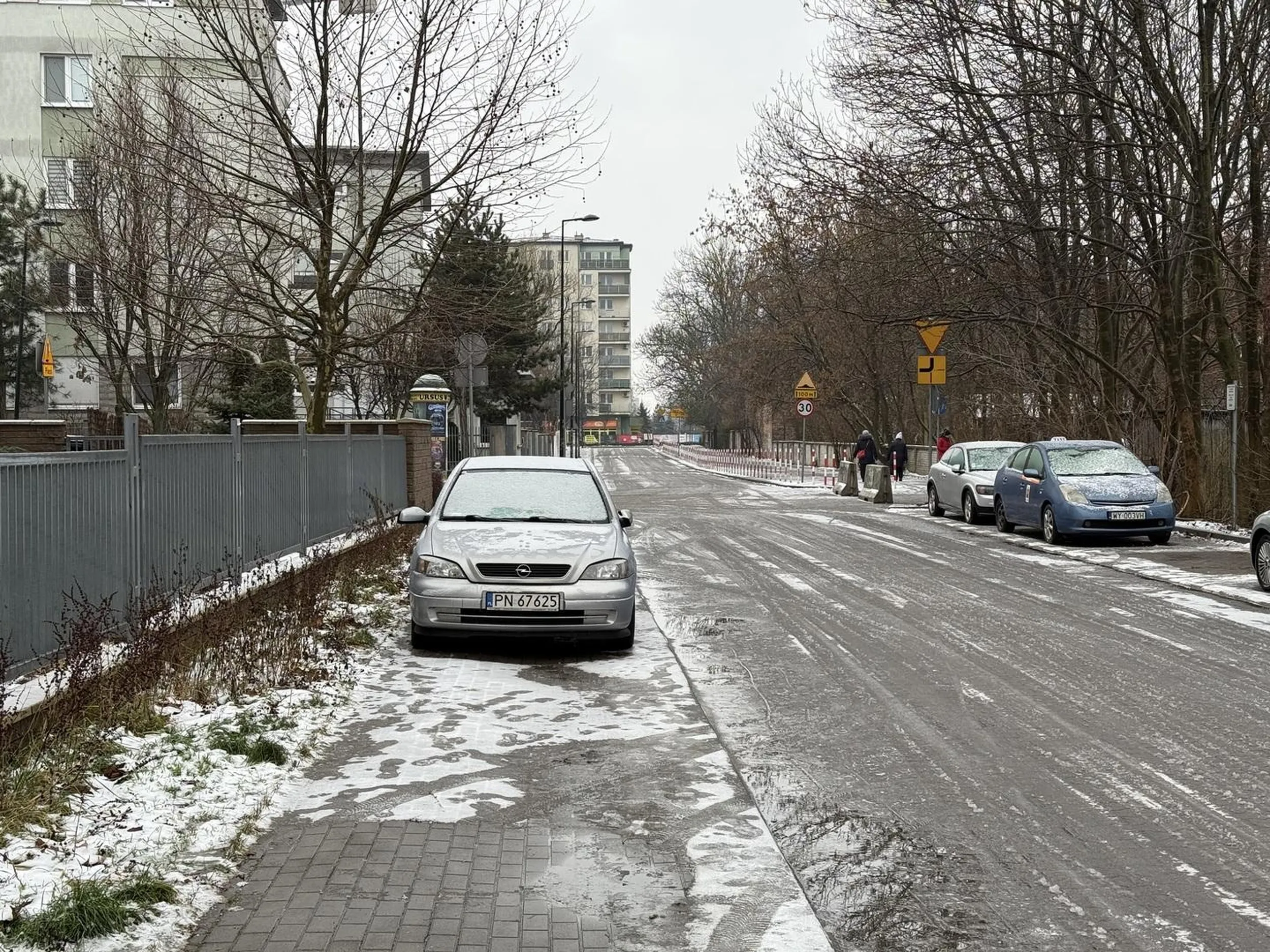 Bezpieczniej zaparkować auto na środku chodniku niż na środku ulicy. Ma to sens.
