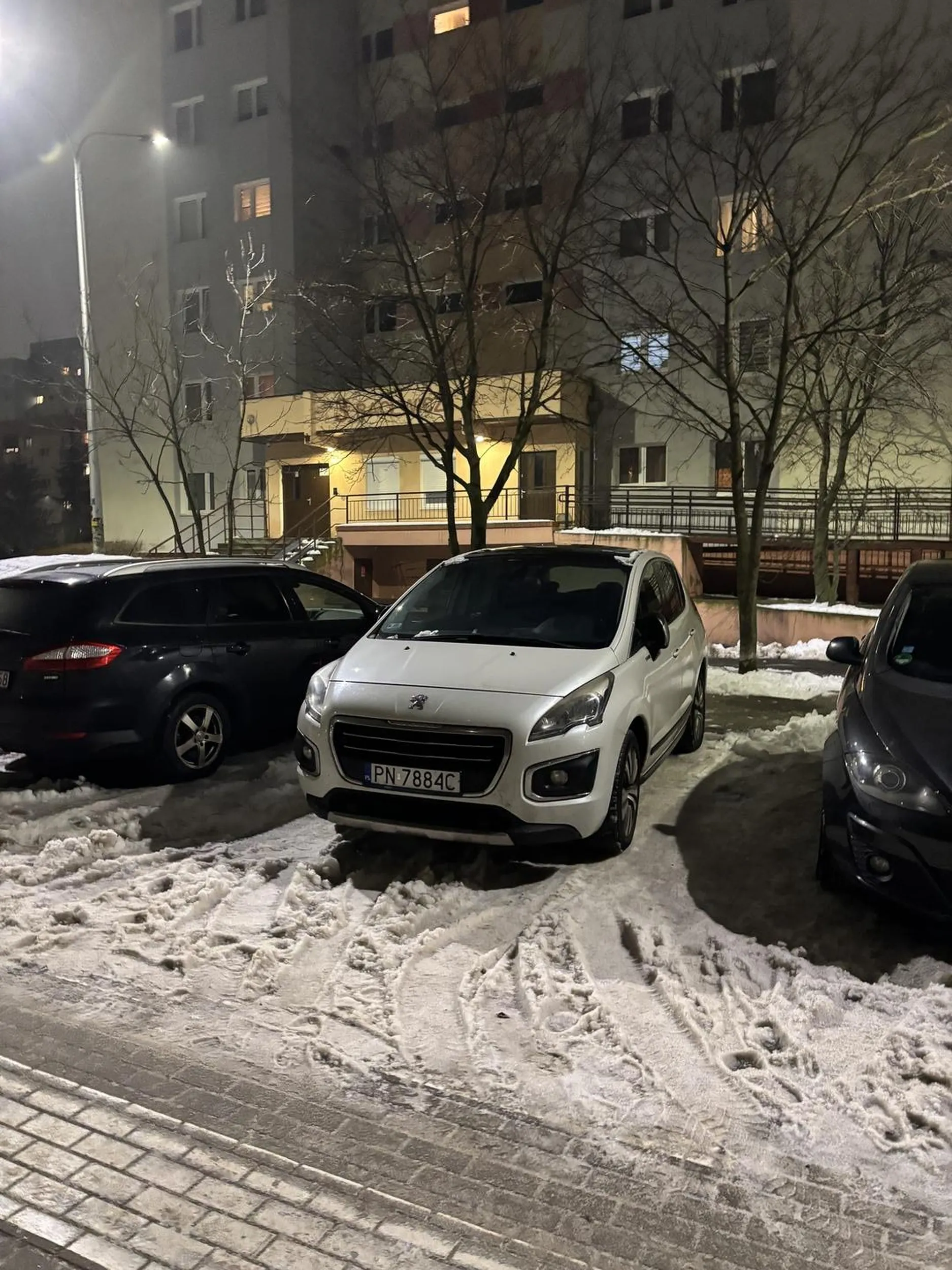 parkuje na pasach jak ciota, jeździ brzydkim peugotem