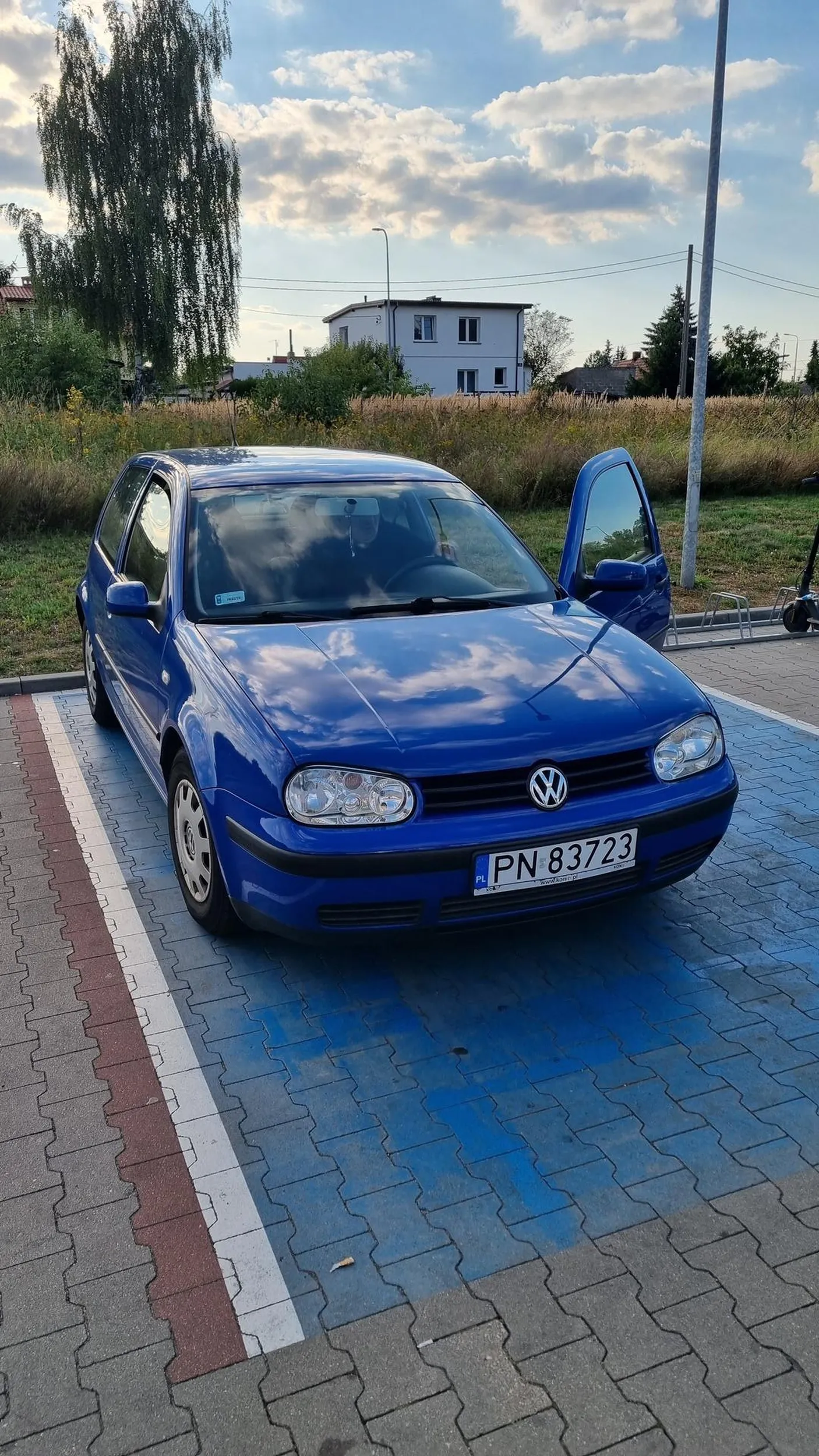 Burak zajeżdża drogę na rondzie a potem sie sadzi. Stary, łysy, gruby dziad z wąsem... typowy Janusz w golfie. Parkuje na odpowiednim miejscu ale nie posiada karty inwalidy a by mu sie przydała...