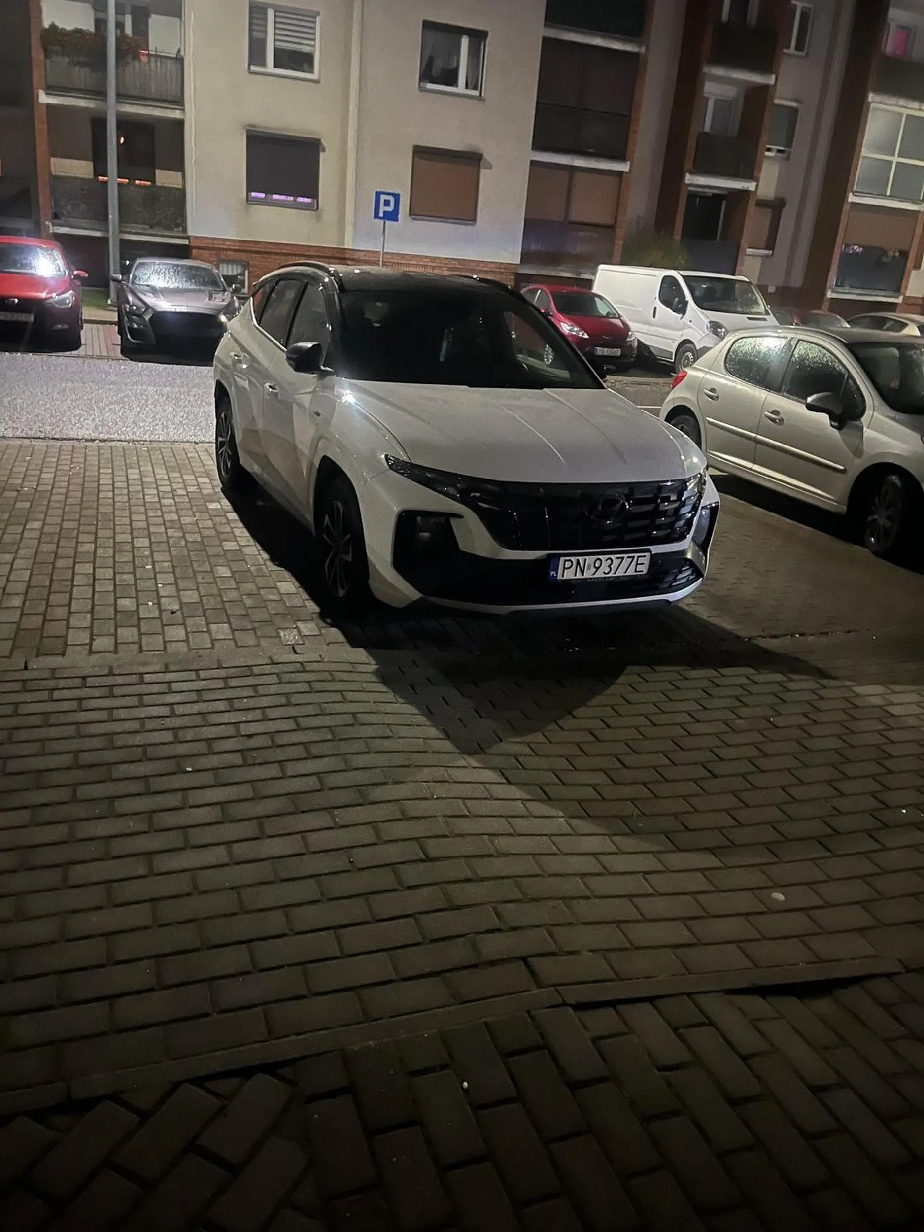 Mistrz parkowania na dwóch miejscach, bo to jakże auto potrzebuje przecież królewskiego miejsca