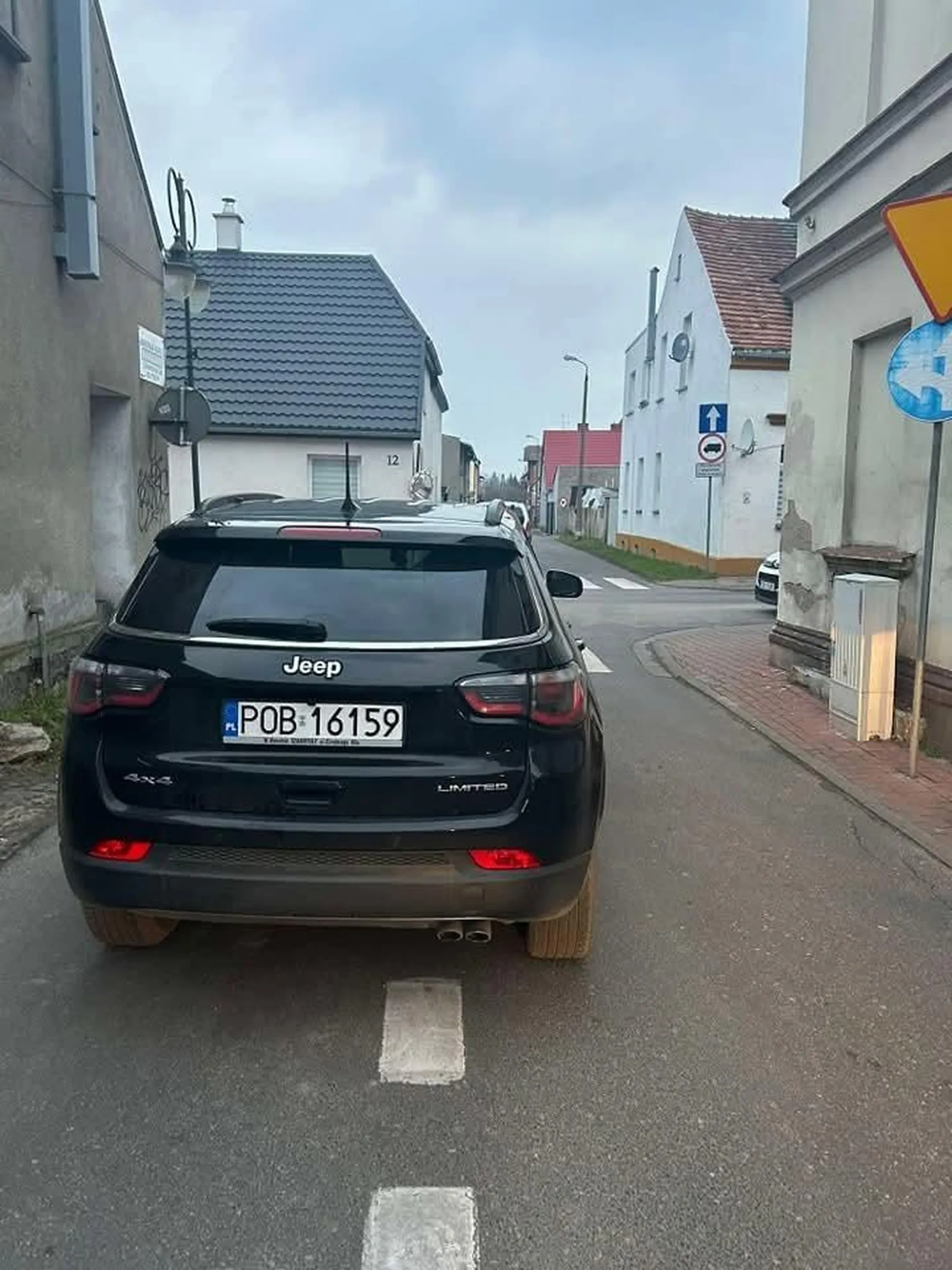 Naucz się parkować. Prawko znalezione w chipsach.