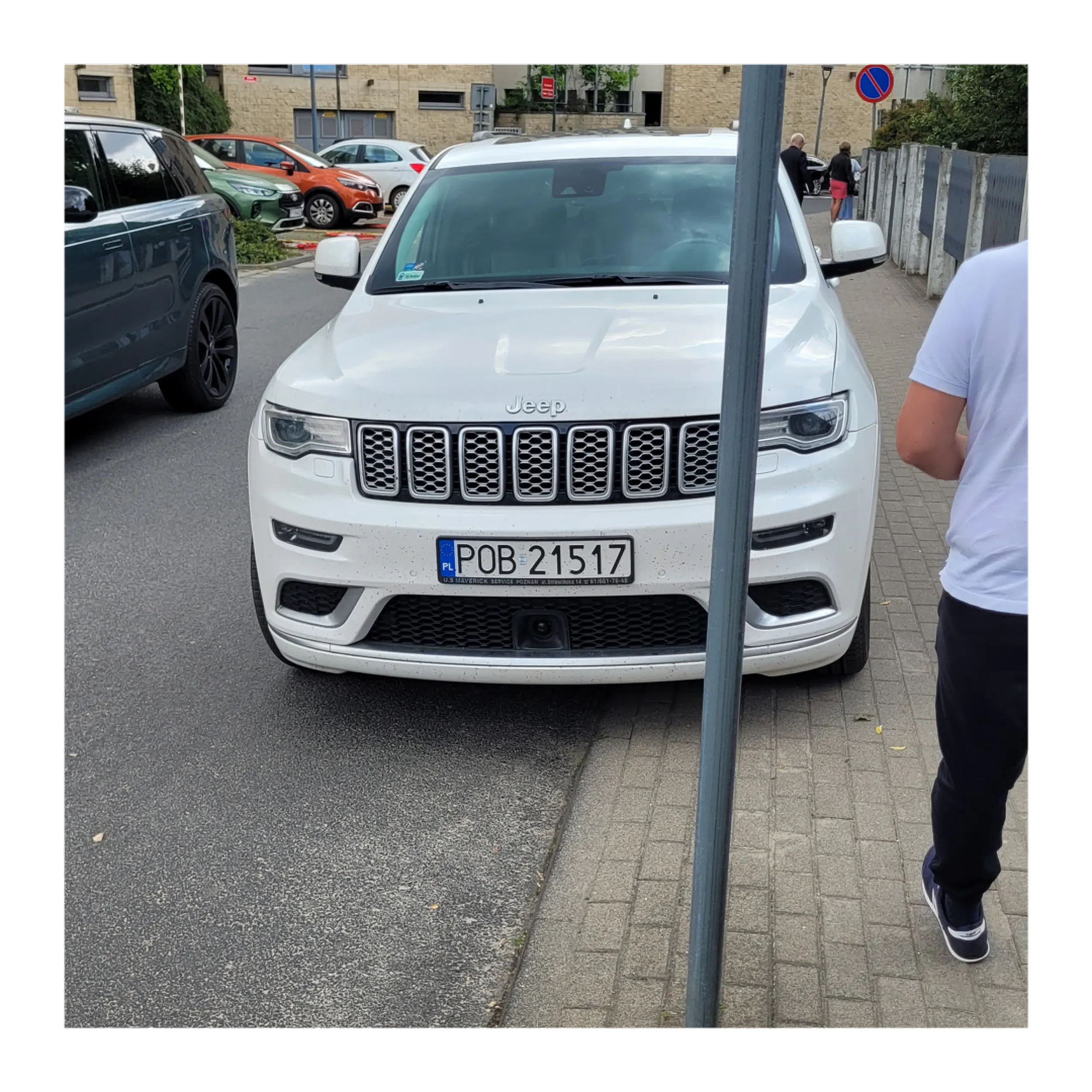 Kierowca blokuje chodnik na zakazie postoju przez blisko pół godziny. Na zwrócenie uwagi reaguje agresją i wulgaryzmami.