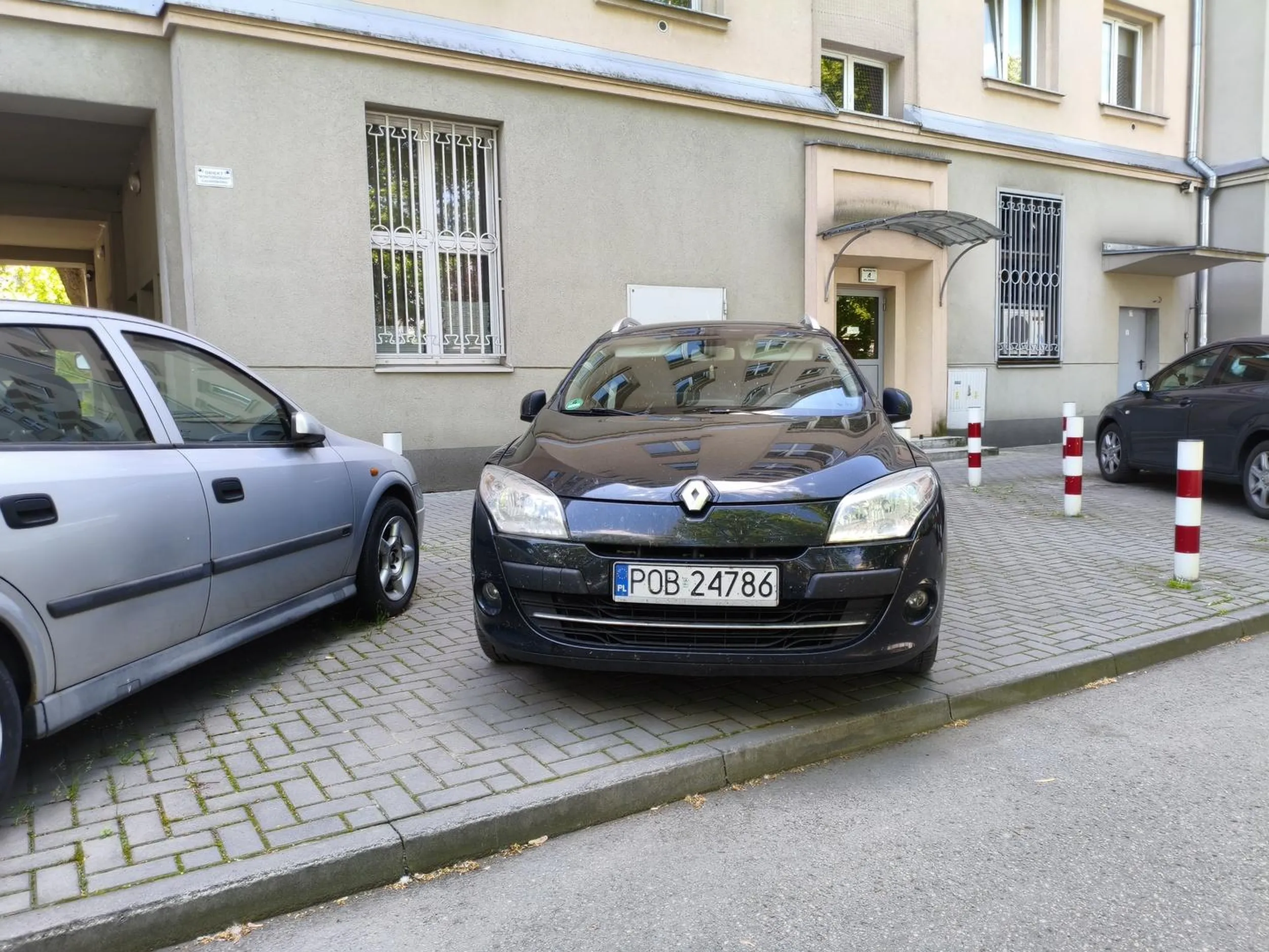 Barani łbie, wjechałeś ulicą jednokierunkową pod prąd, załatwiasz sprawy w BOK Tauron, to nie zwalnia Cię ze stosowania się do znaków drogowych!!!