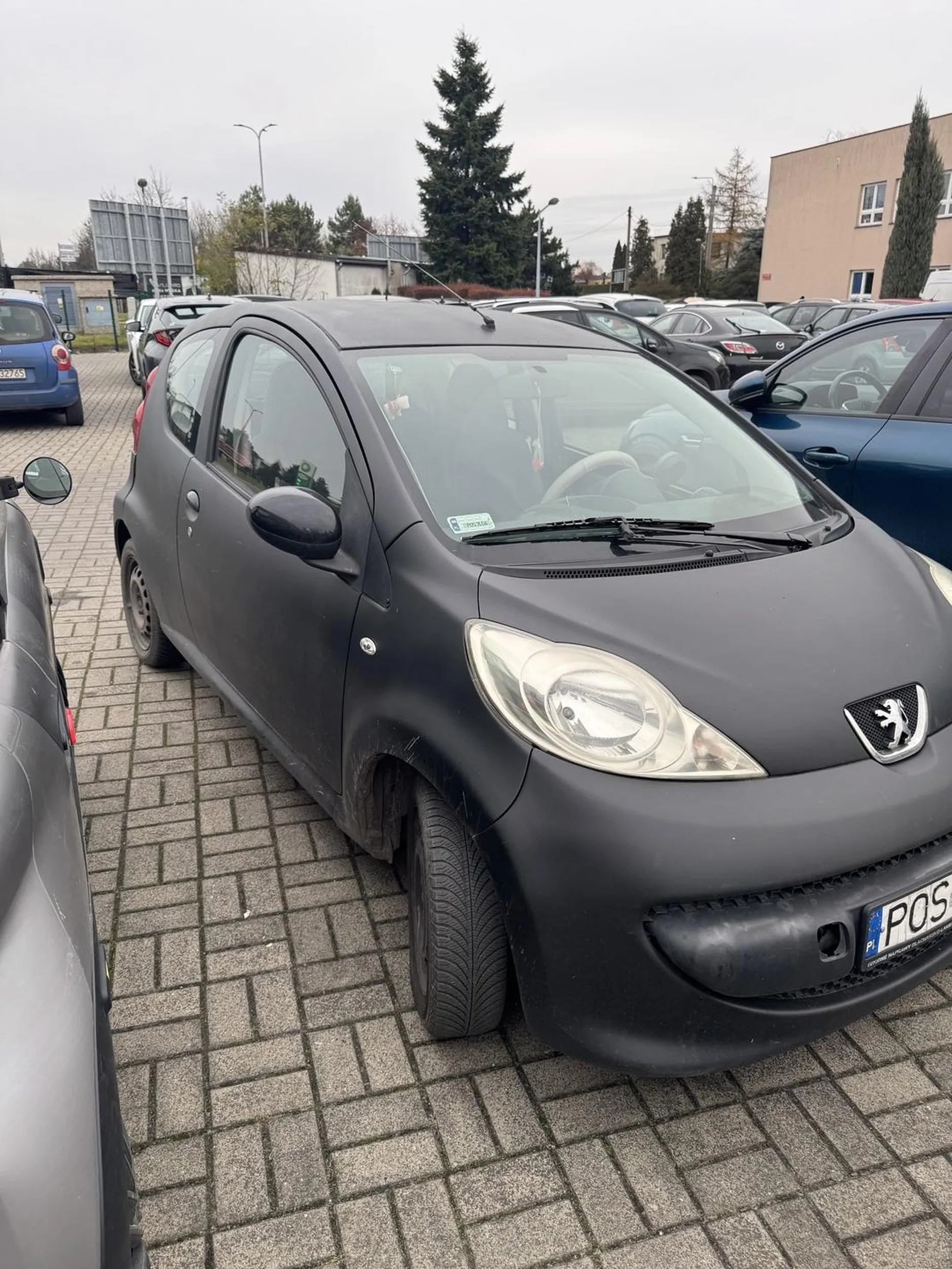 Osoba ewidentnie nie umie parkować