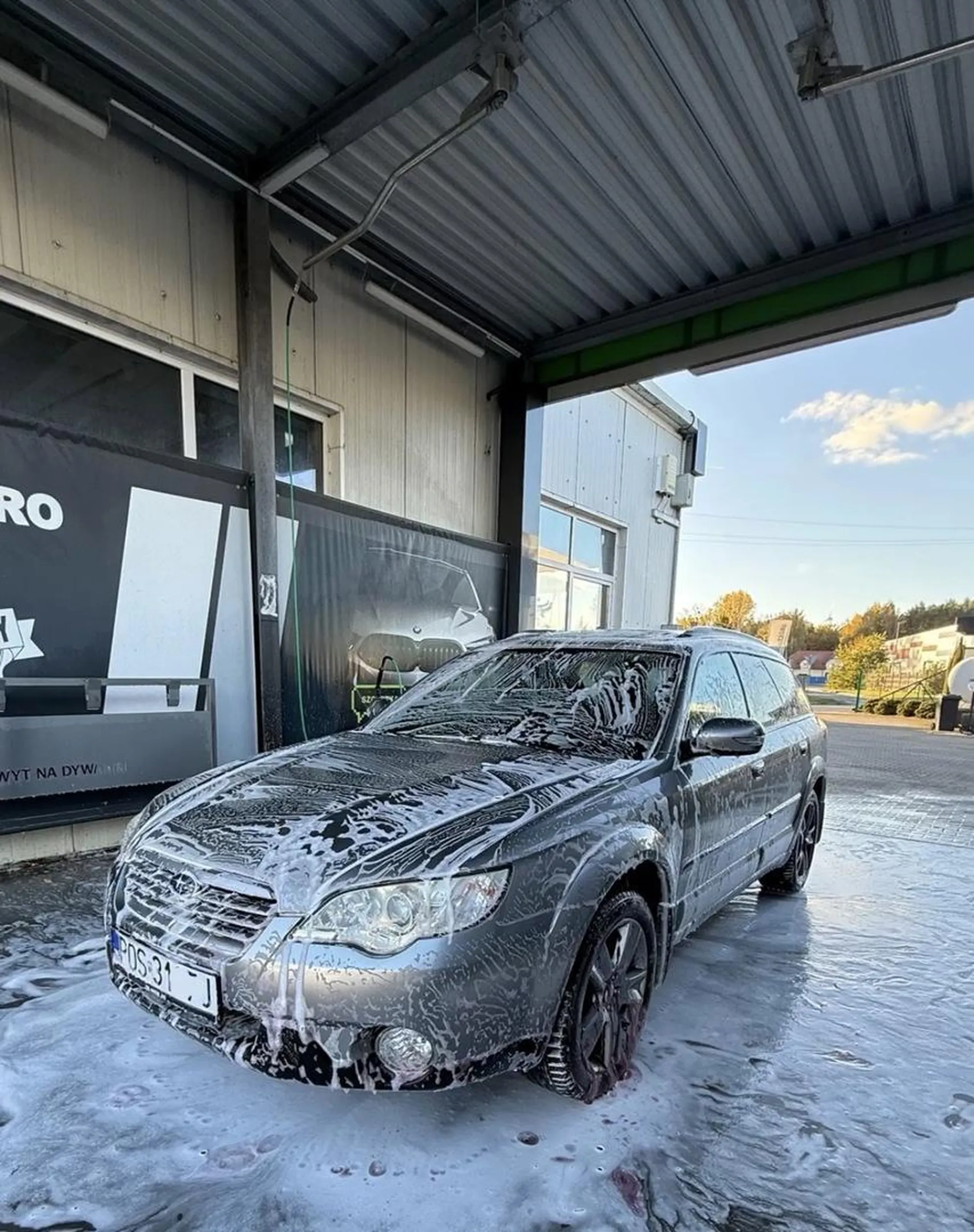 Kierowca jeździ za szybko w terenie zabudowanym i niebezpiecznie jest to blondynka więc radzę uważać