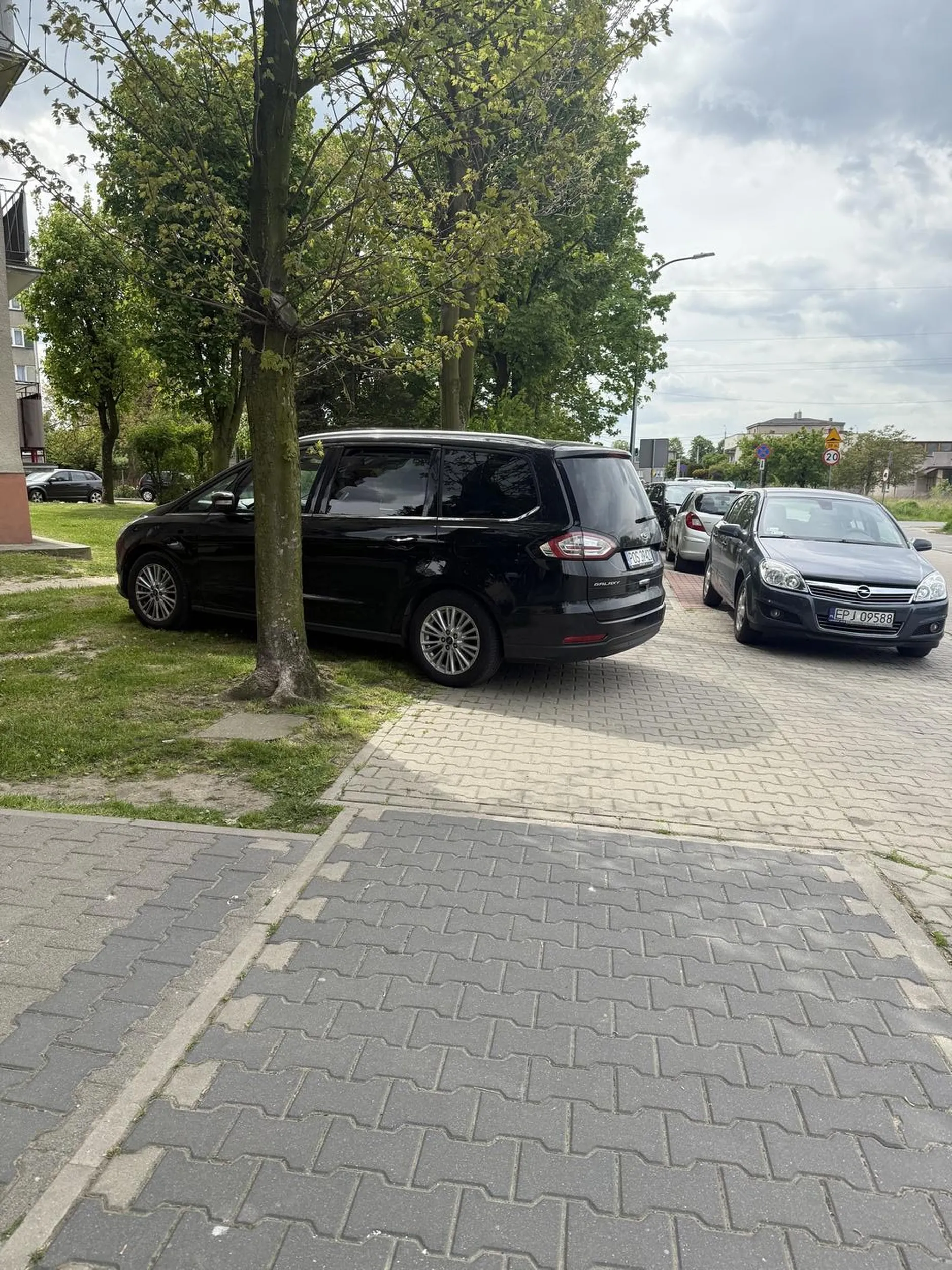 Czy to według Ciebie jest odpowiednie miejsce do parkowania????