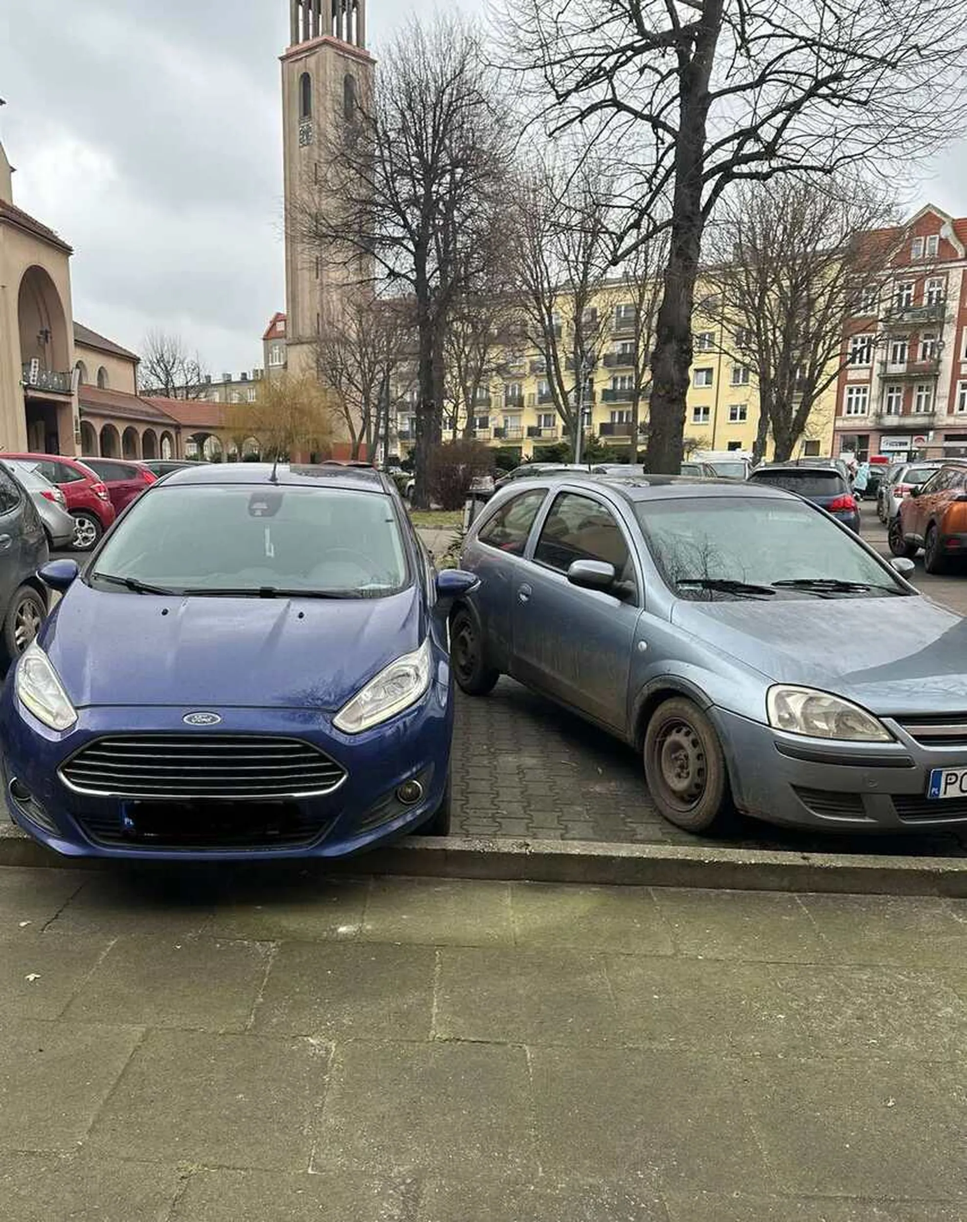 opel  zaparkowany na parkingu prostopadłym  tak jak widzicie :3 od strony kierowcy do mojego samochodu nie dało się wejść