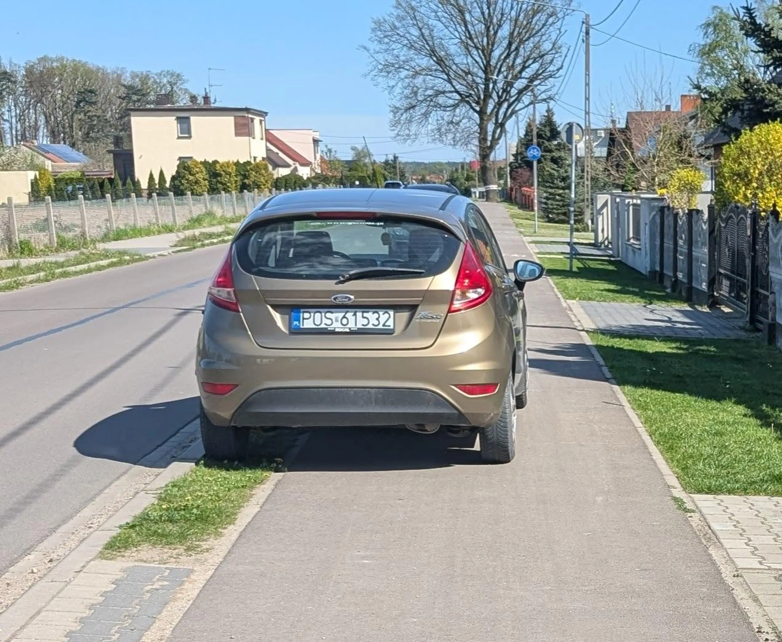 Uważaj, jak jest tak ciasno, to lubią odpadać lusterka.
