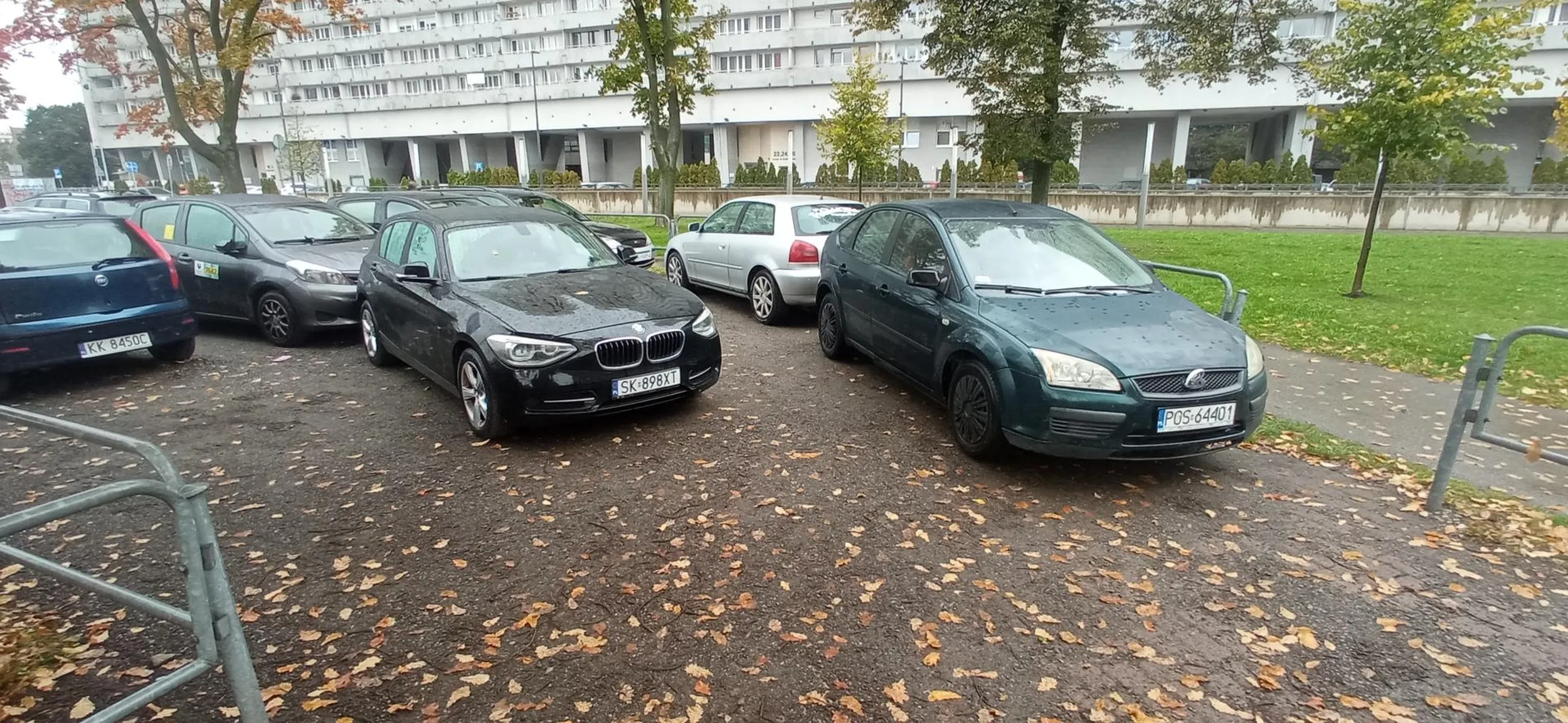 Kierowca tego forda ewidentnie ma problem z ocenianiem odległości przed sobą jak i z używaniem lewej półkuli mózgowej. To nawet nie są słabe umiejętności parkowania a po prostu sku*wysyństwo. (Zostawiłem numer żeby chociaż zadzwonił jak będzie wyjeżdżał to po prostu odjechał) Ps: jeszcze raz mnie zastawisz a wyciągam lewarek!
