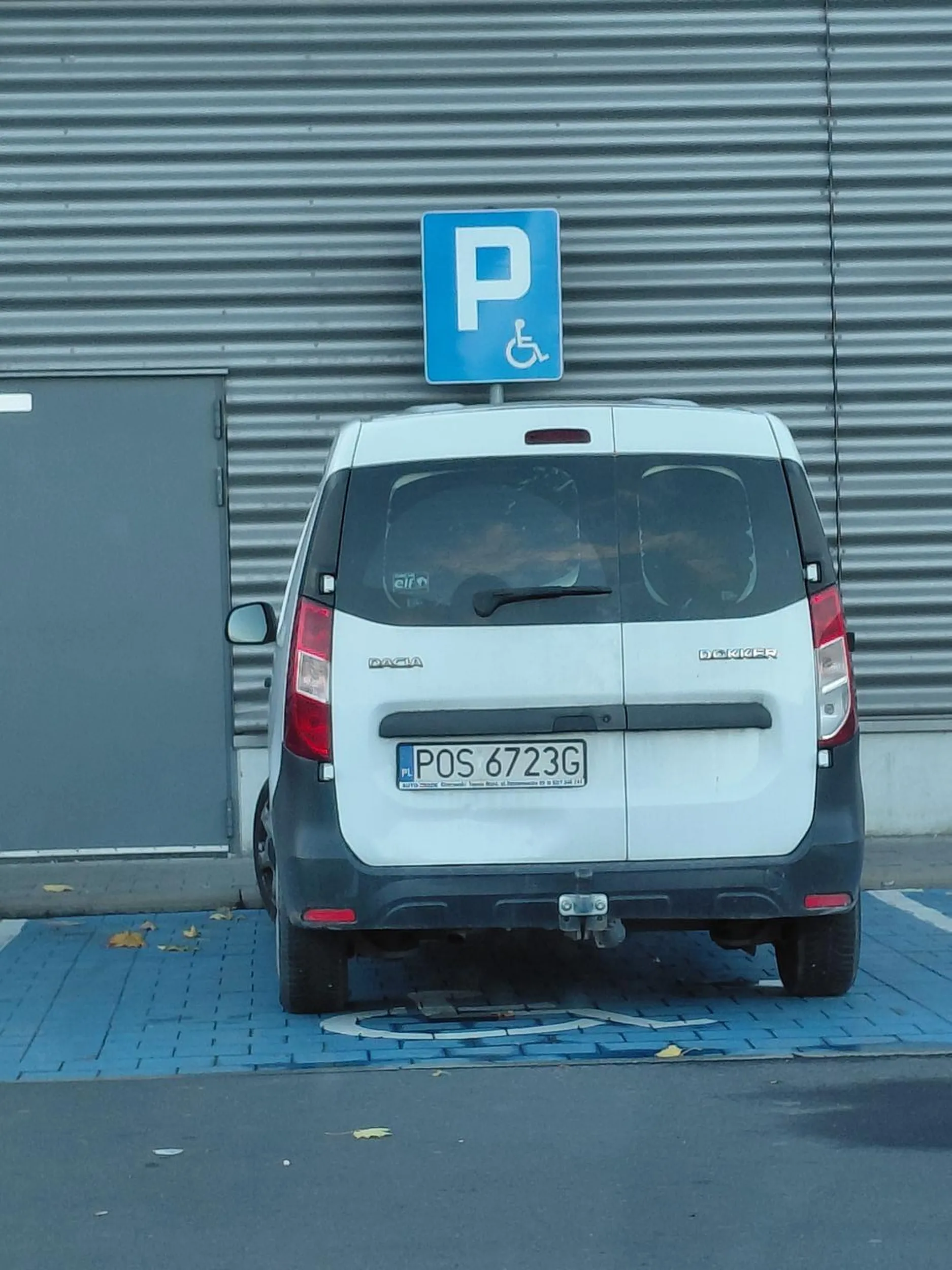 Nie jest inwalidą  a nadal tam stoi bo ma bliżej do budki z kebabem 50 metrów